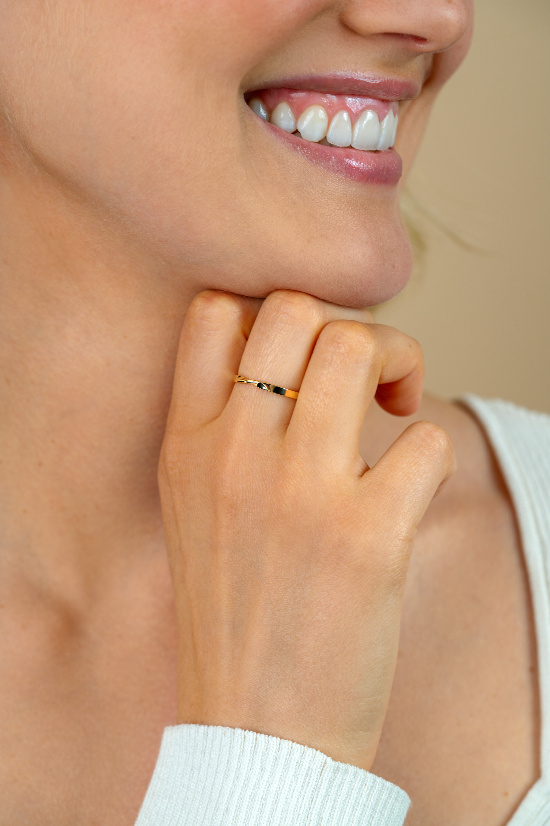 ZINZI Gold 14 ct gold smooth stacking ring with a twisted tube ZGR525