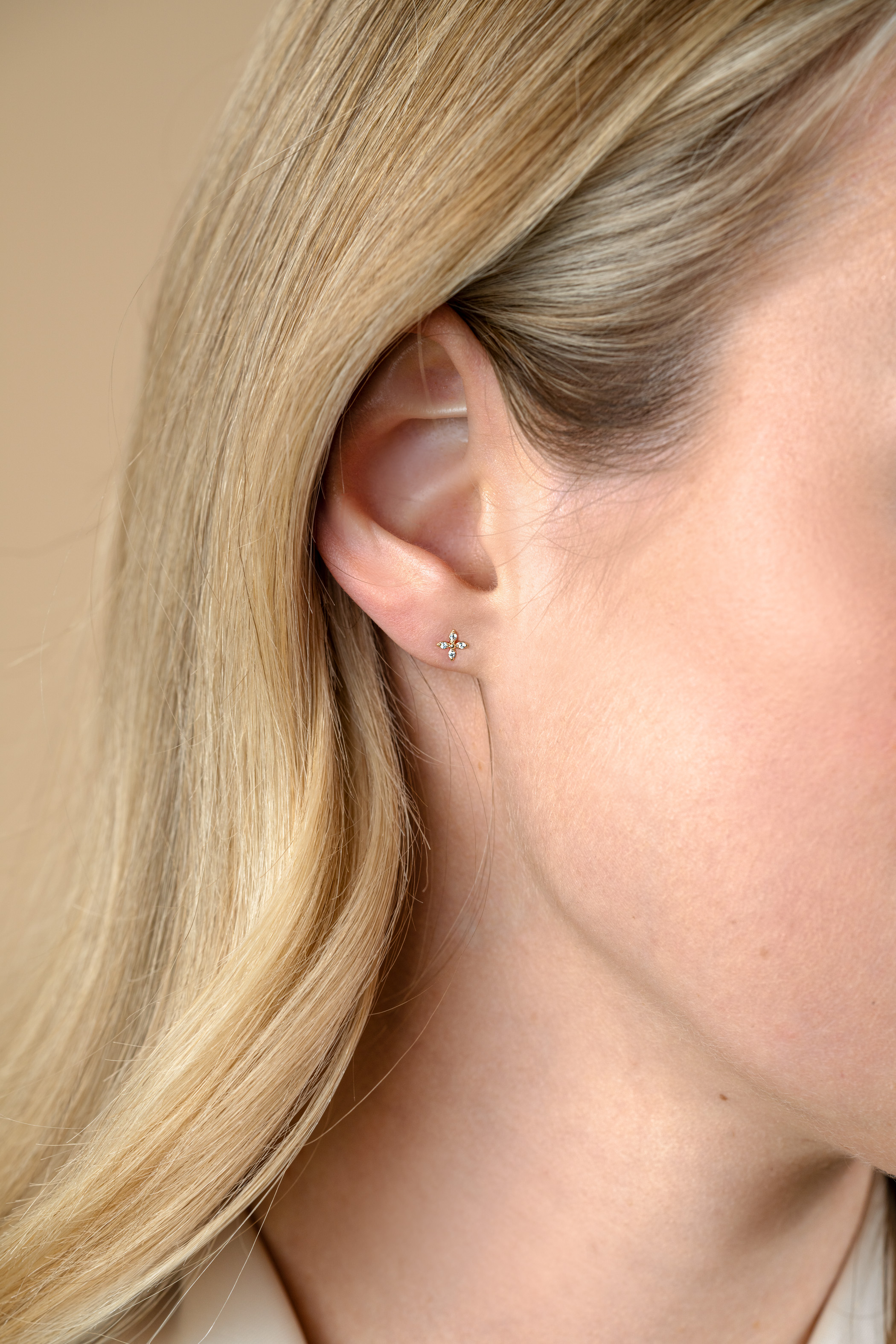 5mm ZINZI Gold 14 ct gold fantasy stud earrings in a flower shape, set with four round white cubic zirconias ZGO519