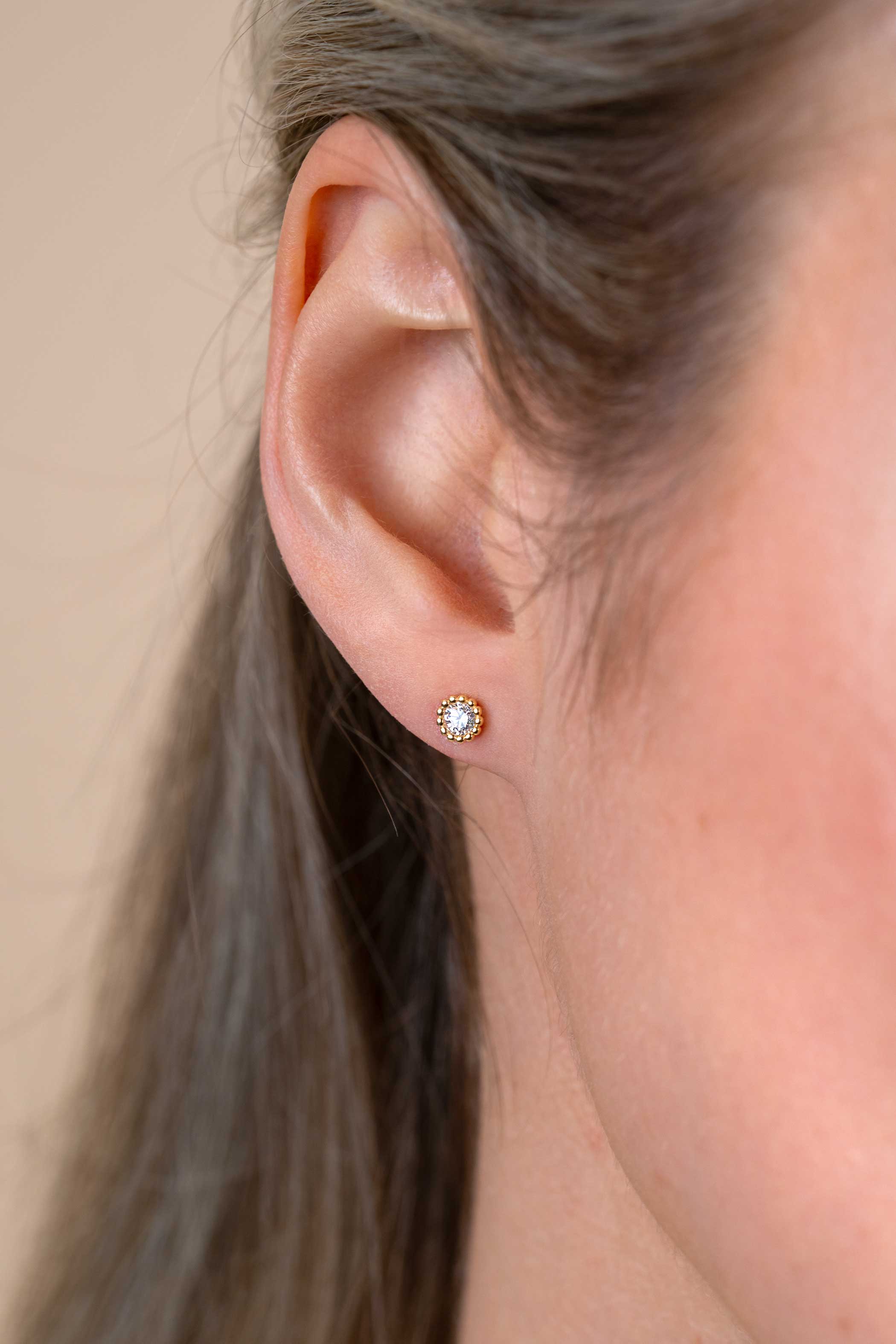 4,5mm ZINZI 14K Gold Stud Earrings Beads White Zirconia ZGO319