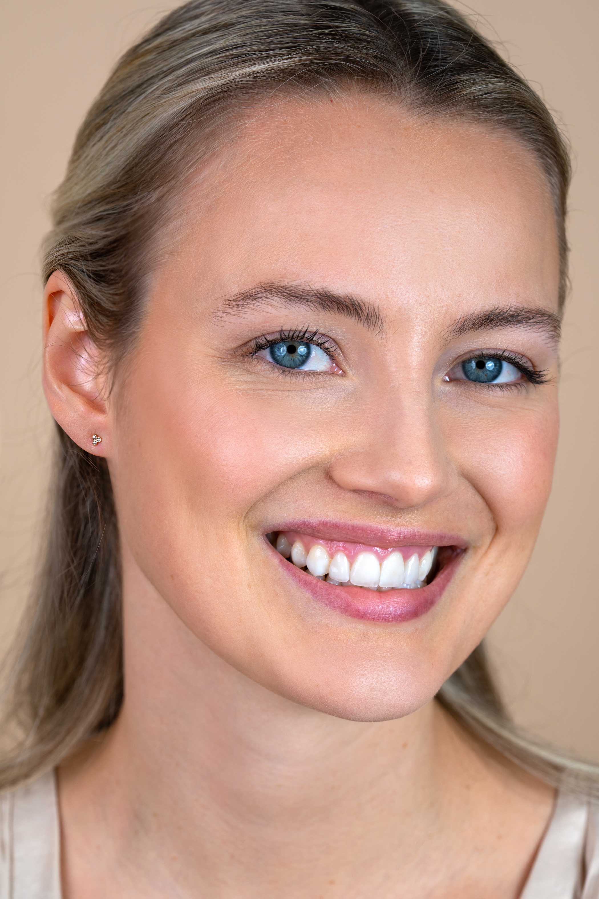 3mm ZINZI 14K Gold Stud Earrings Triangle 3 White Zirconias ZGO412