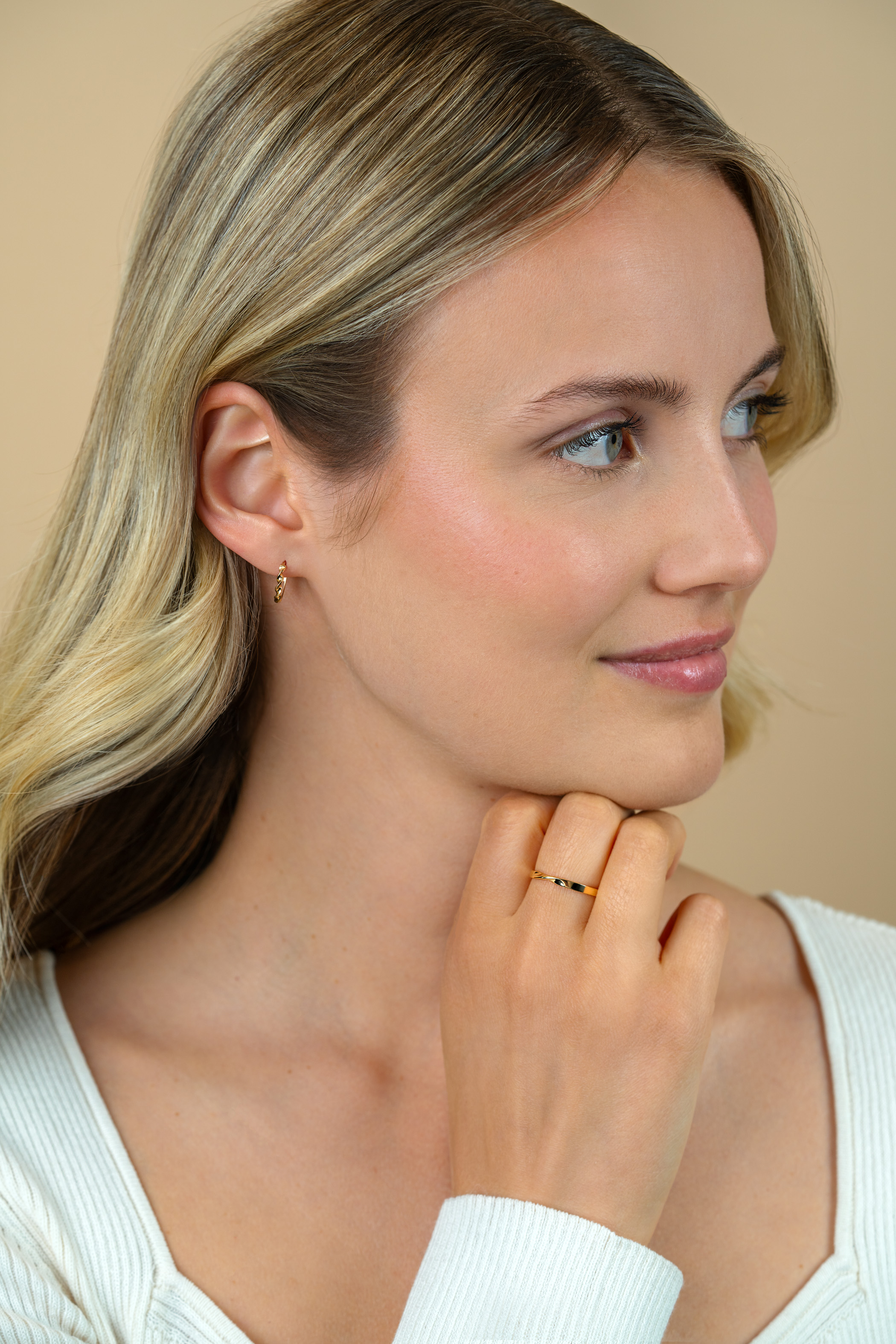 ZINZI Gold 14 ct gold smooth stacking ring with a twisted tube ZGR525
