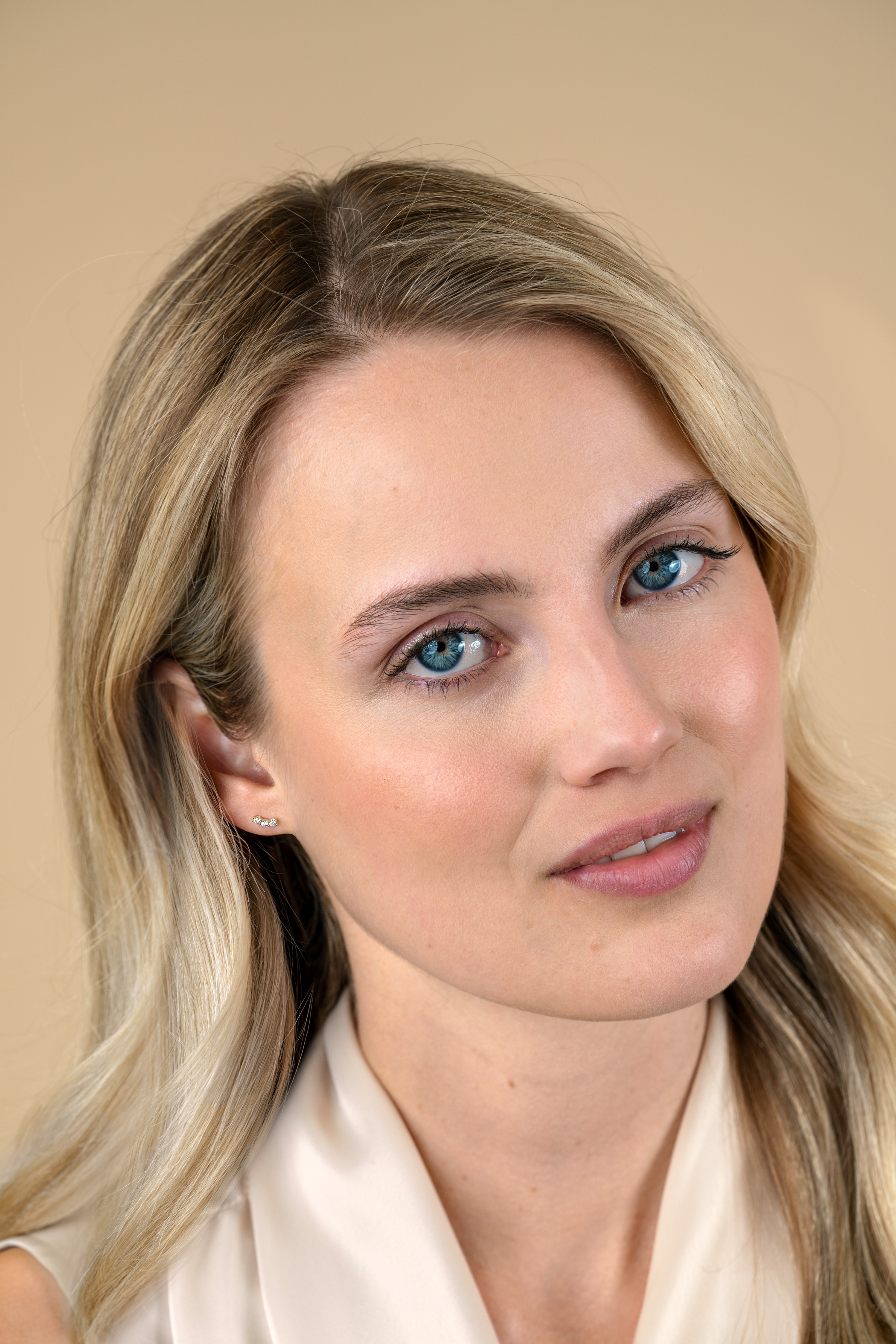 7mm ZINZI Gold 14 ct gold stud earrings with three white cubic zirconias in a row setting ZGO515