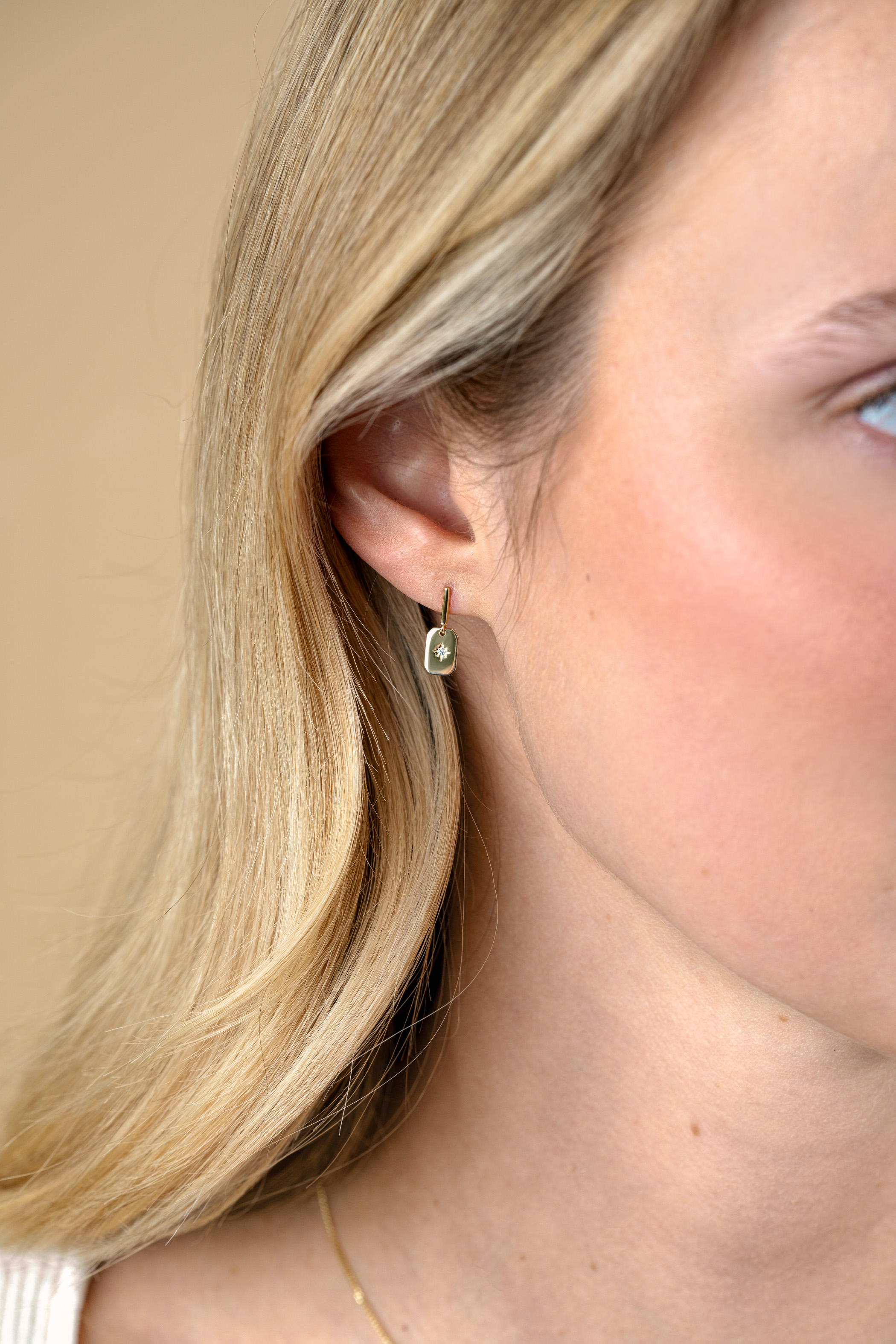 15mm ZINZI Gold 14 kt gold earrings with rectangular plate and set with white zirconia in a star setting ZGO510