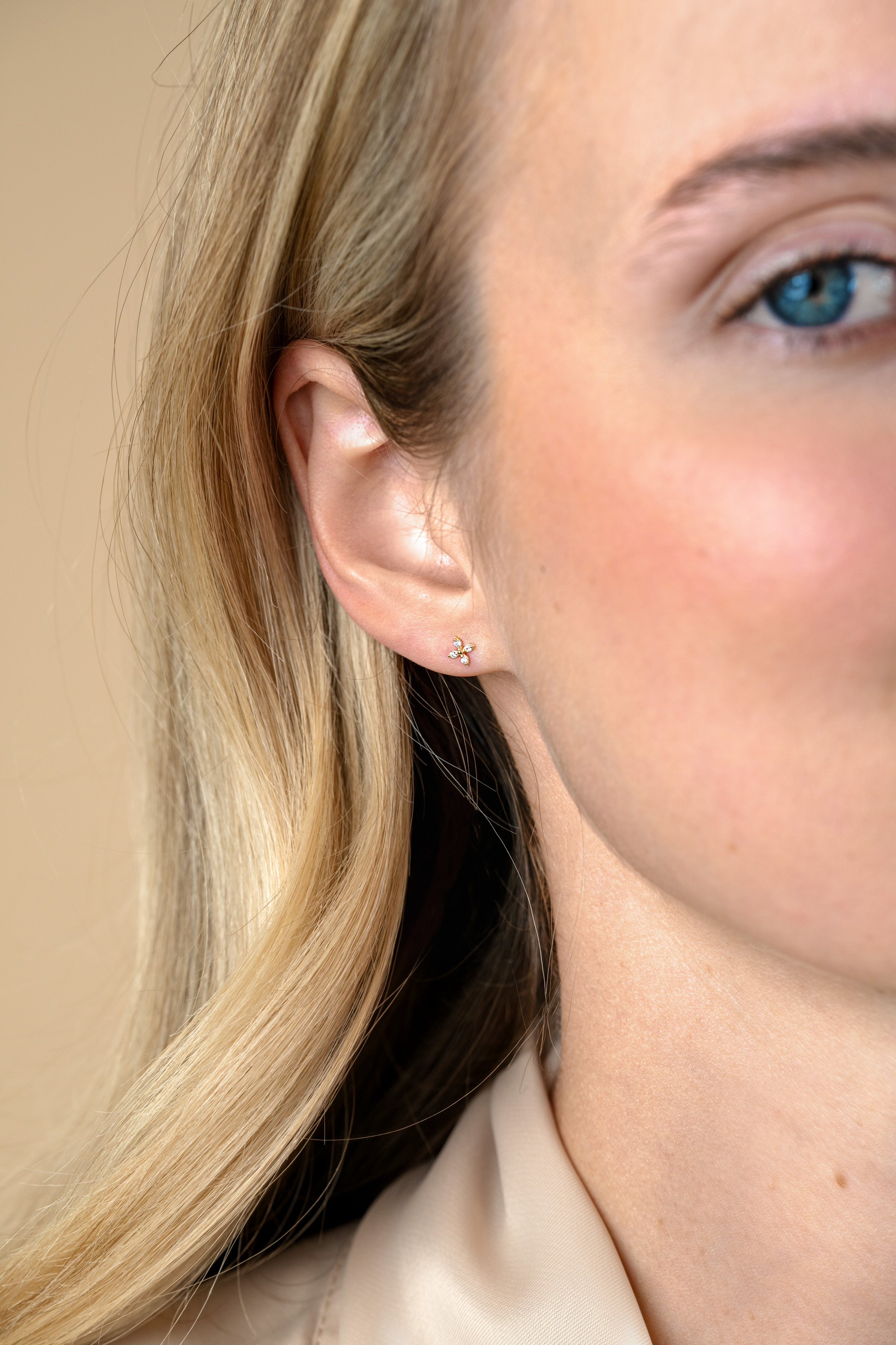 5mm ZINZI Gold 14 ct gold fantasy stud earrings in a flower shape, set with four round white cubic zirconias ZGO519