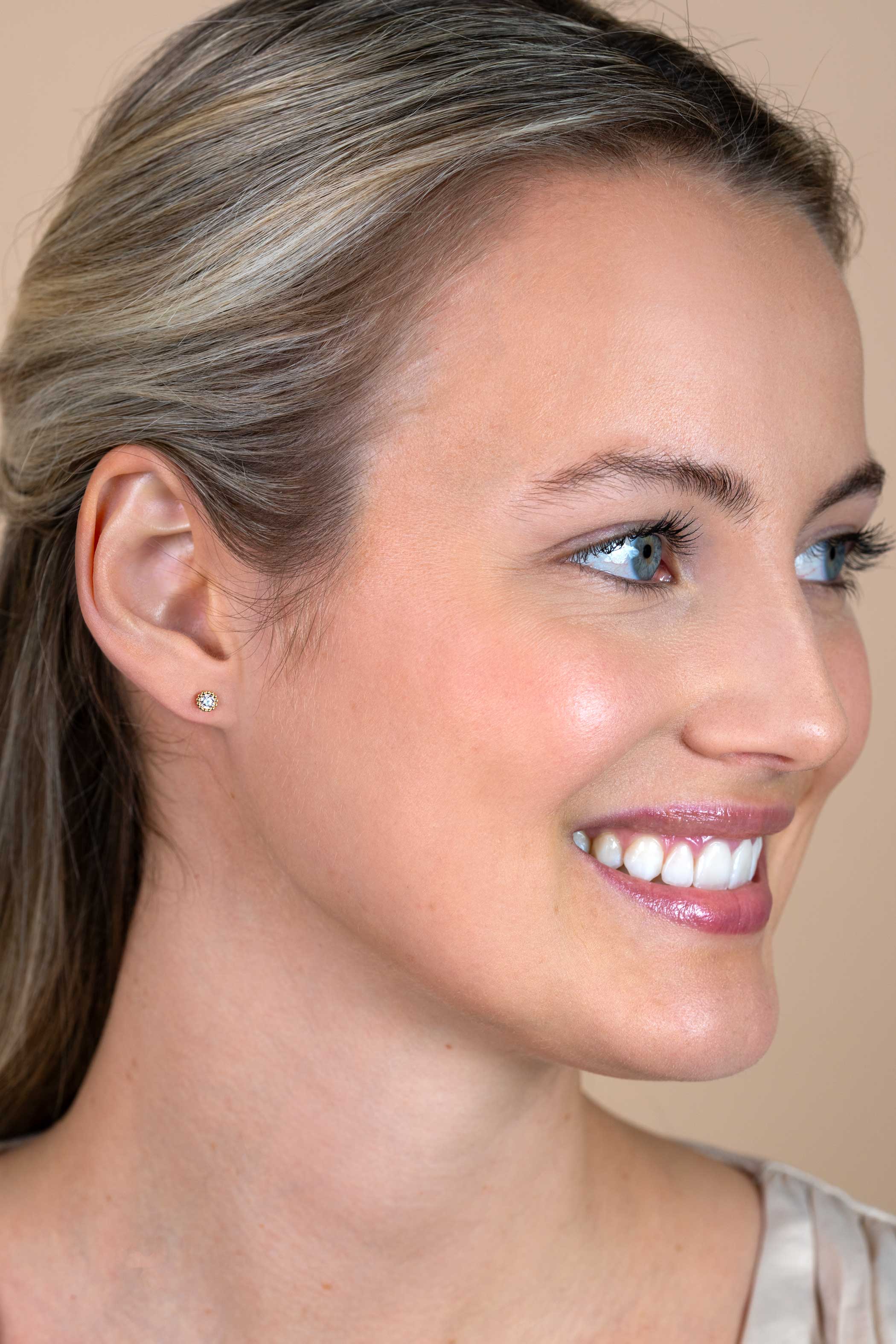 4,5mm ZINZI 14K Gold Stud Earrings Beads White Zirconia ZGO319