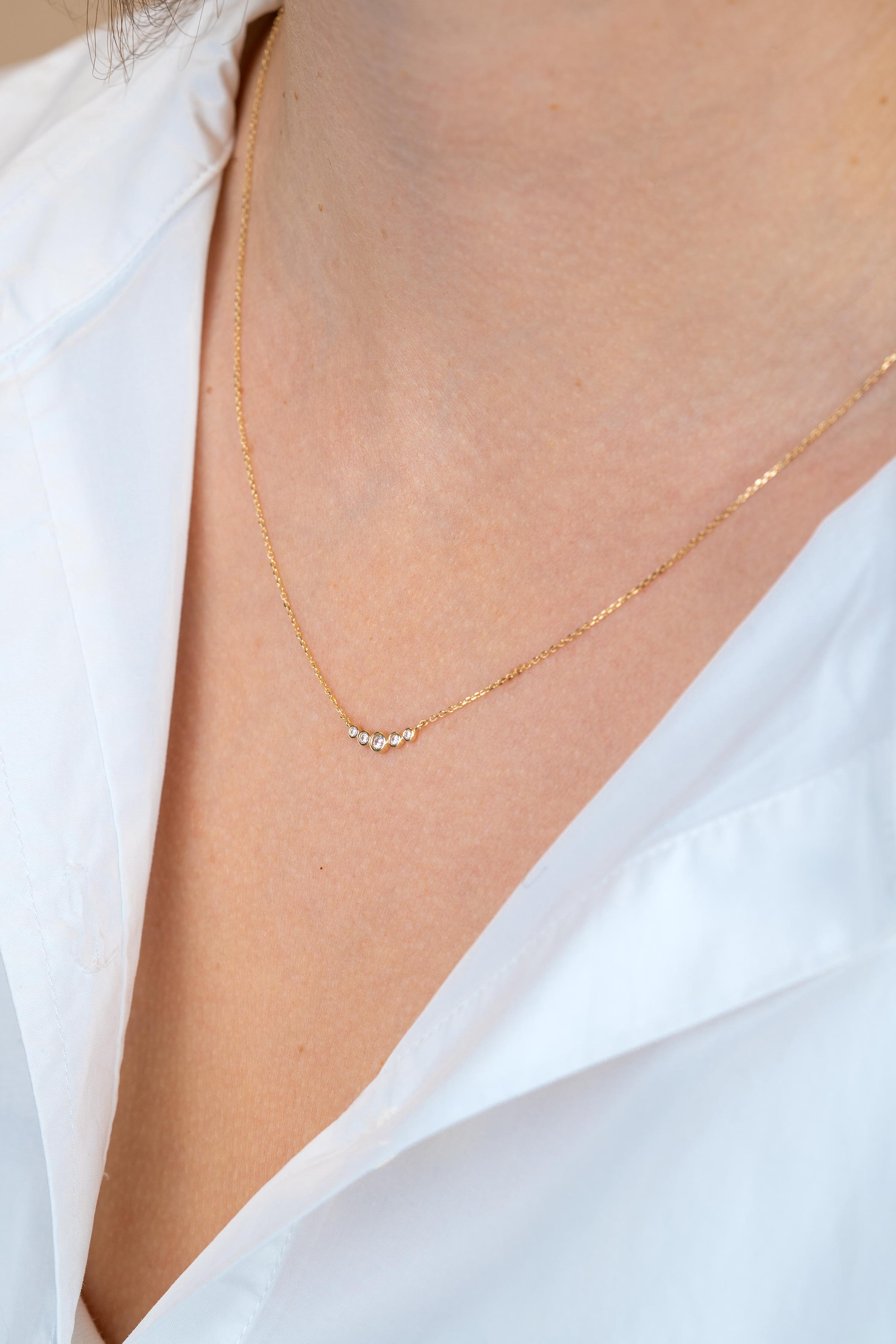 ZINZI GOLD collier 5x aflopende zirc.in kastje