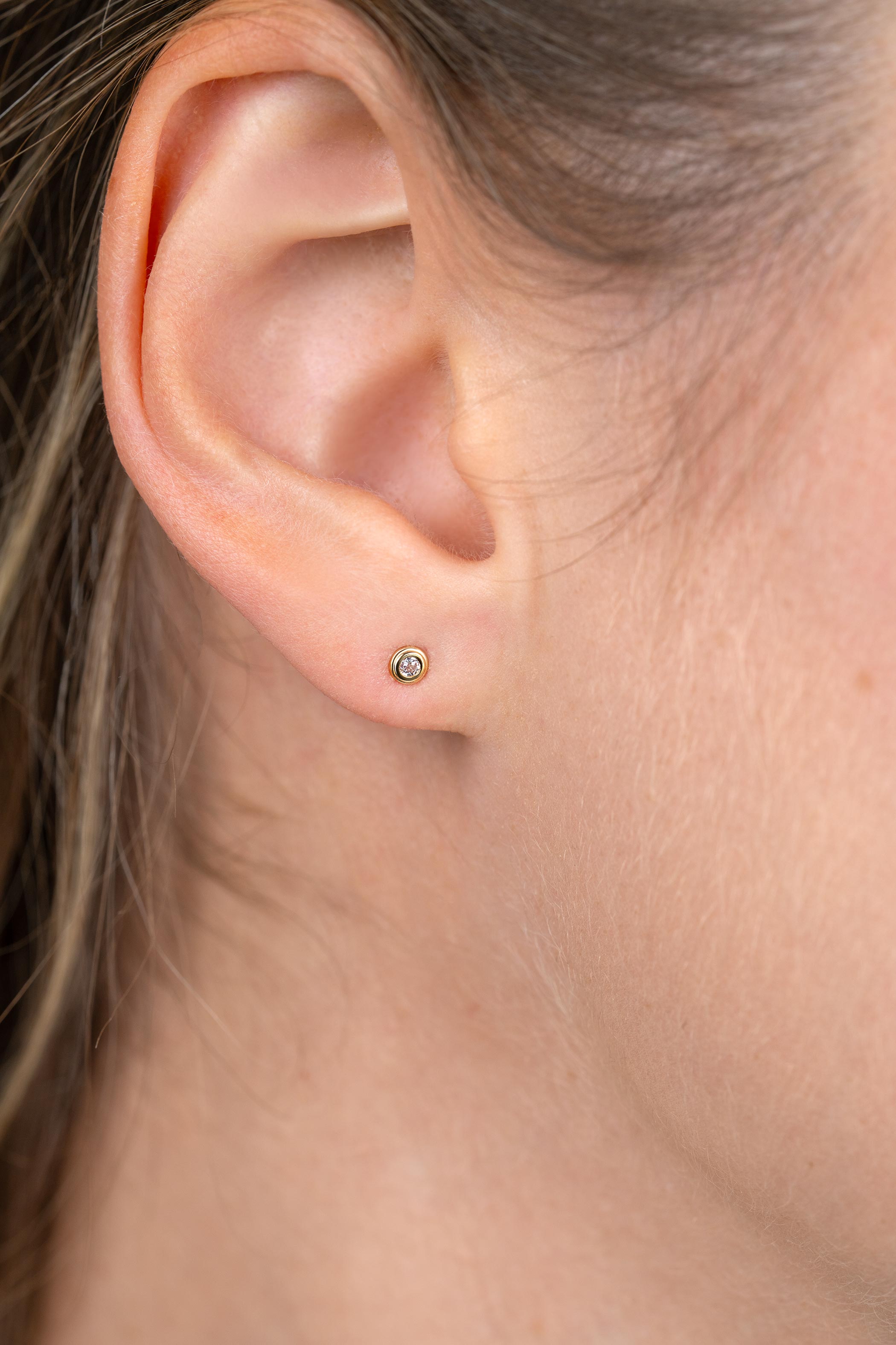 ZINZI GOLD oorknopjes rond zirc.in bewerkt kastje