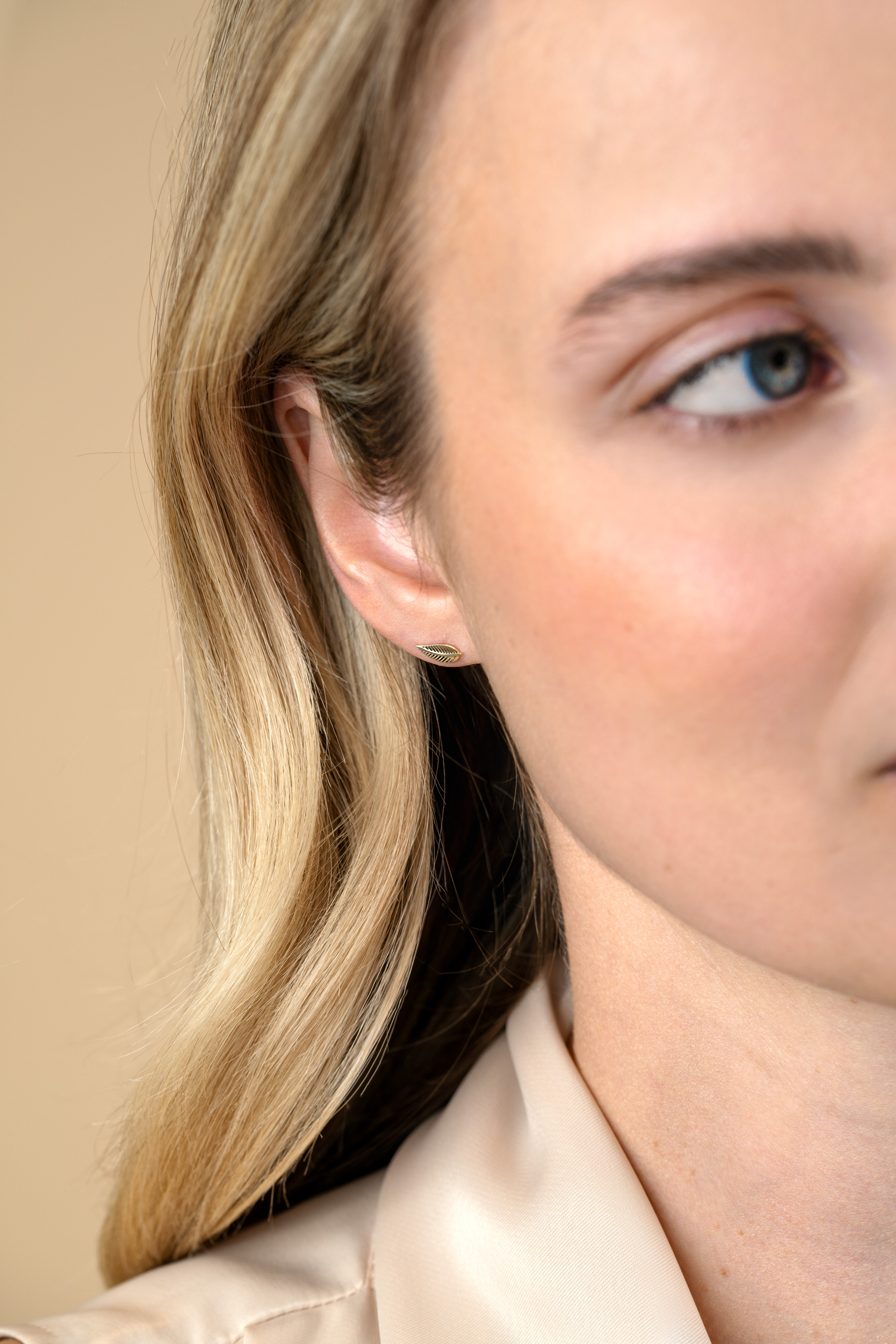 8mm ZINZI Gold 14 ct gold feather stud earrings ZGO522