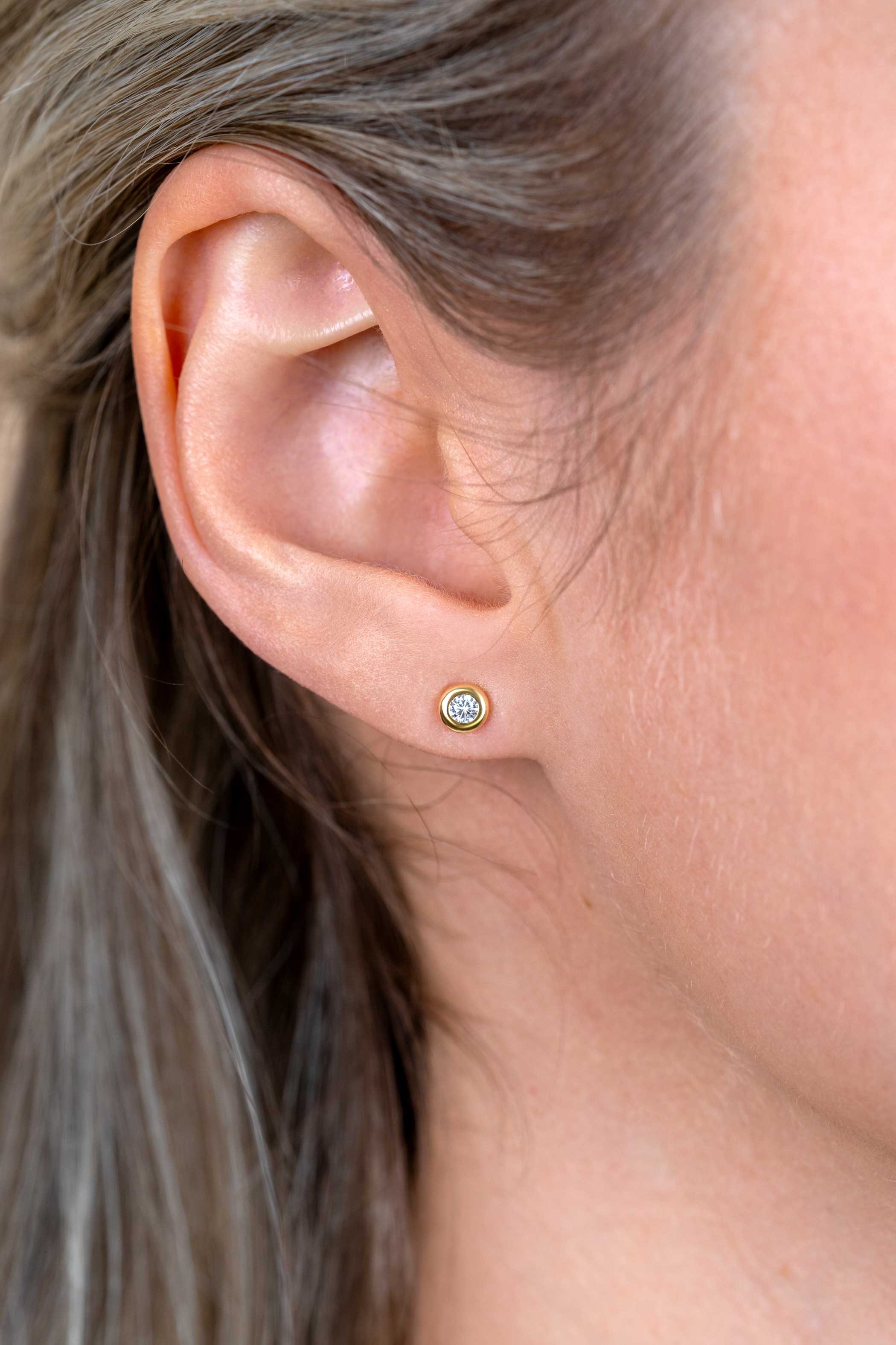 4mm ZINZI 14K Gold Stud Earrings Round White Zirconia ZGO451