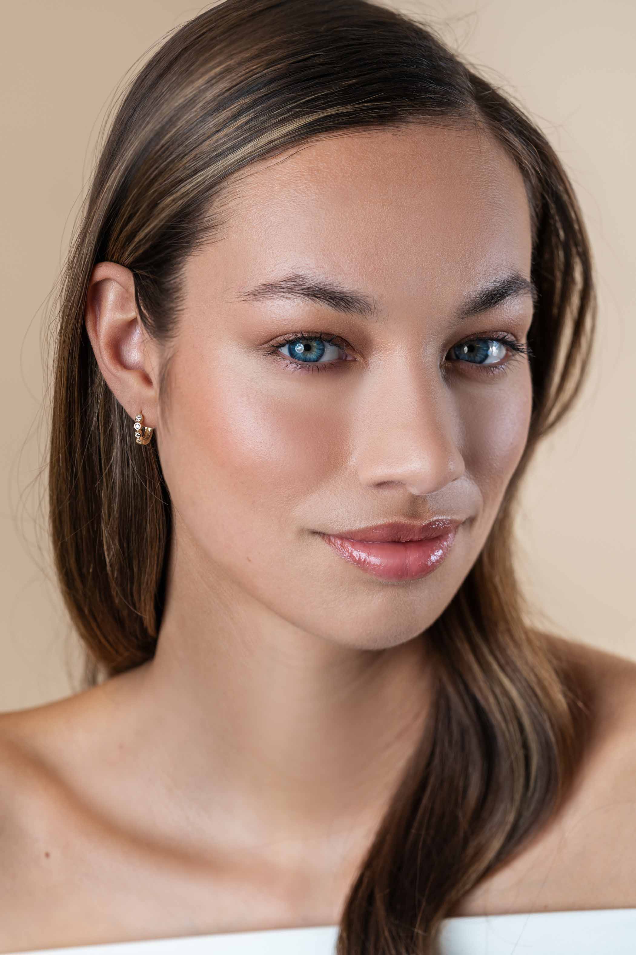13mm ZINZI Gold 14 karat gold hoop earrings with round settings set with white zirconia stones and luxurious hinged closure 13mm x 2.7mm tube ZGO507
