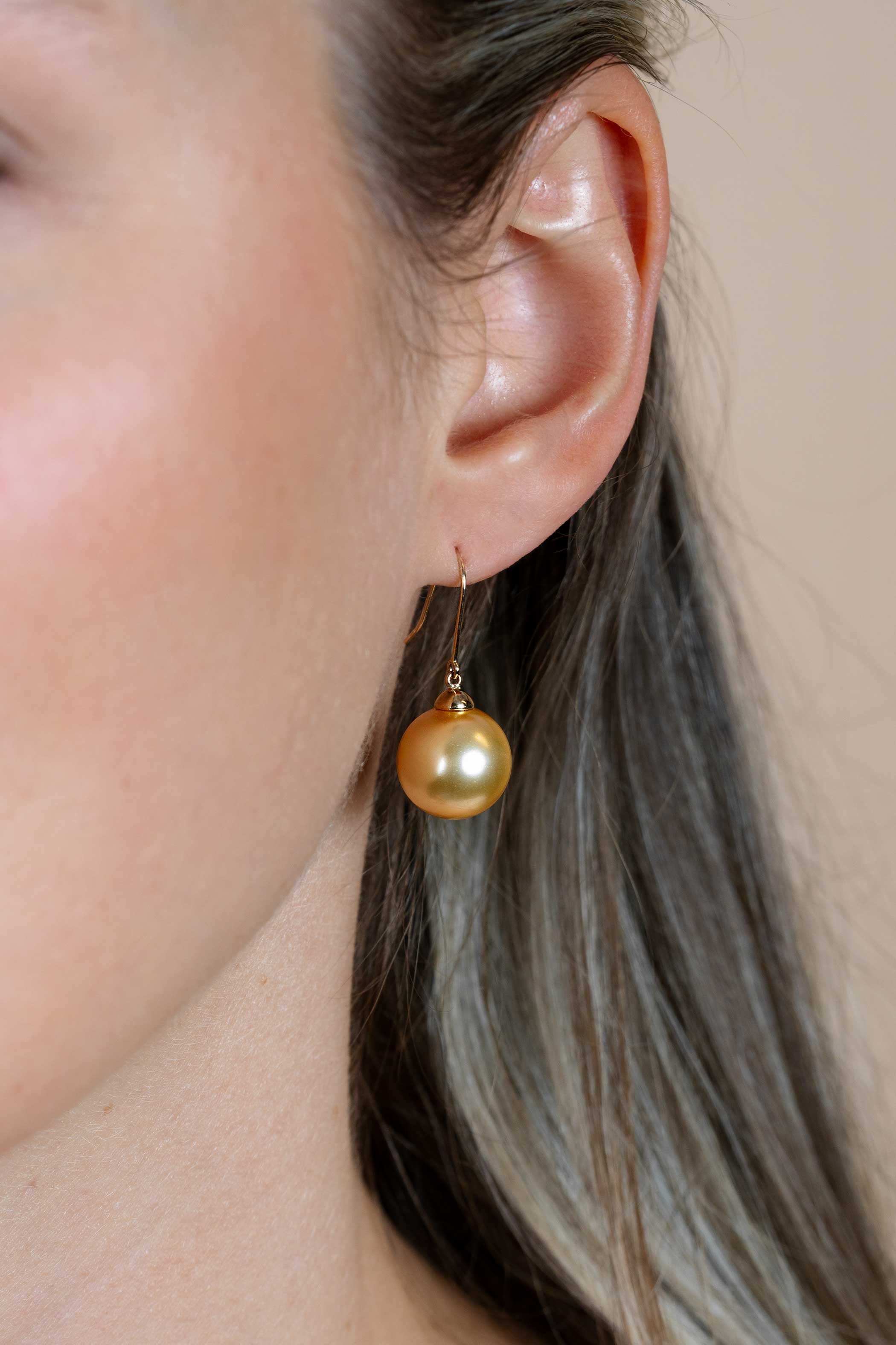 30mm ZINZI Gold 14-karat gold drop earrings with round gold-colored Swarovski crystal pearl, 12mm, ZGO25G