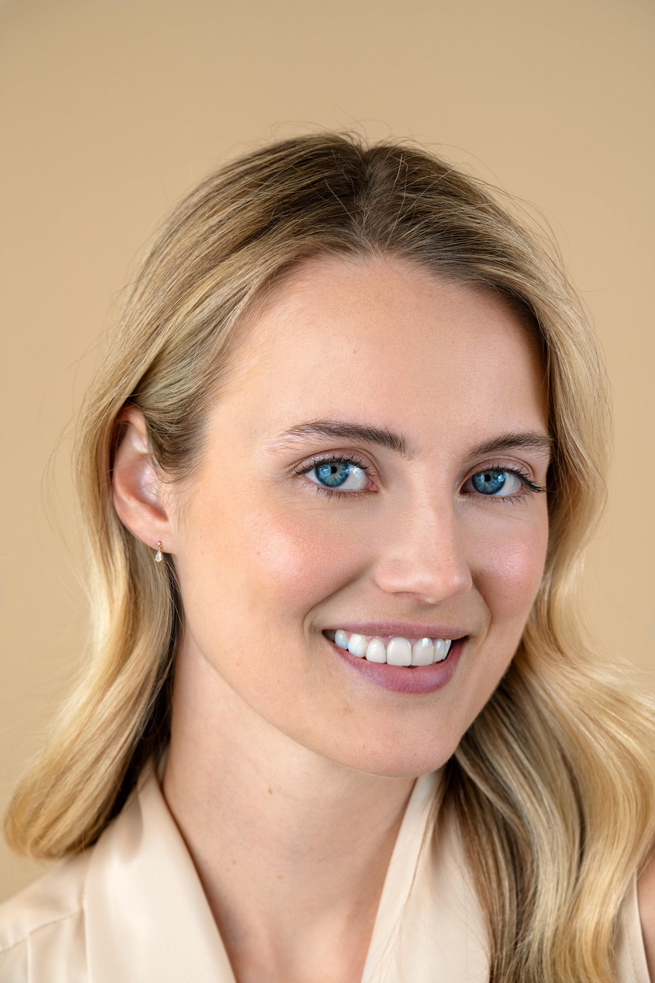 8mm ZINZI Gold 14 ct gold stud earrings with a pear-shaped and round white cubic zirconia ZGO514