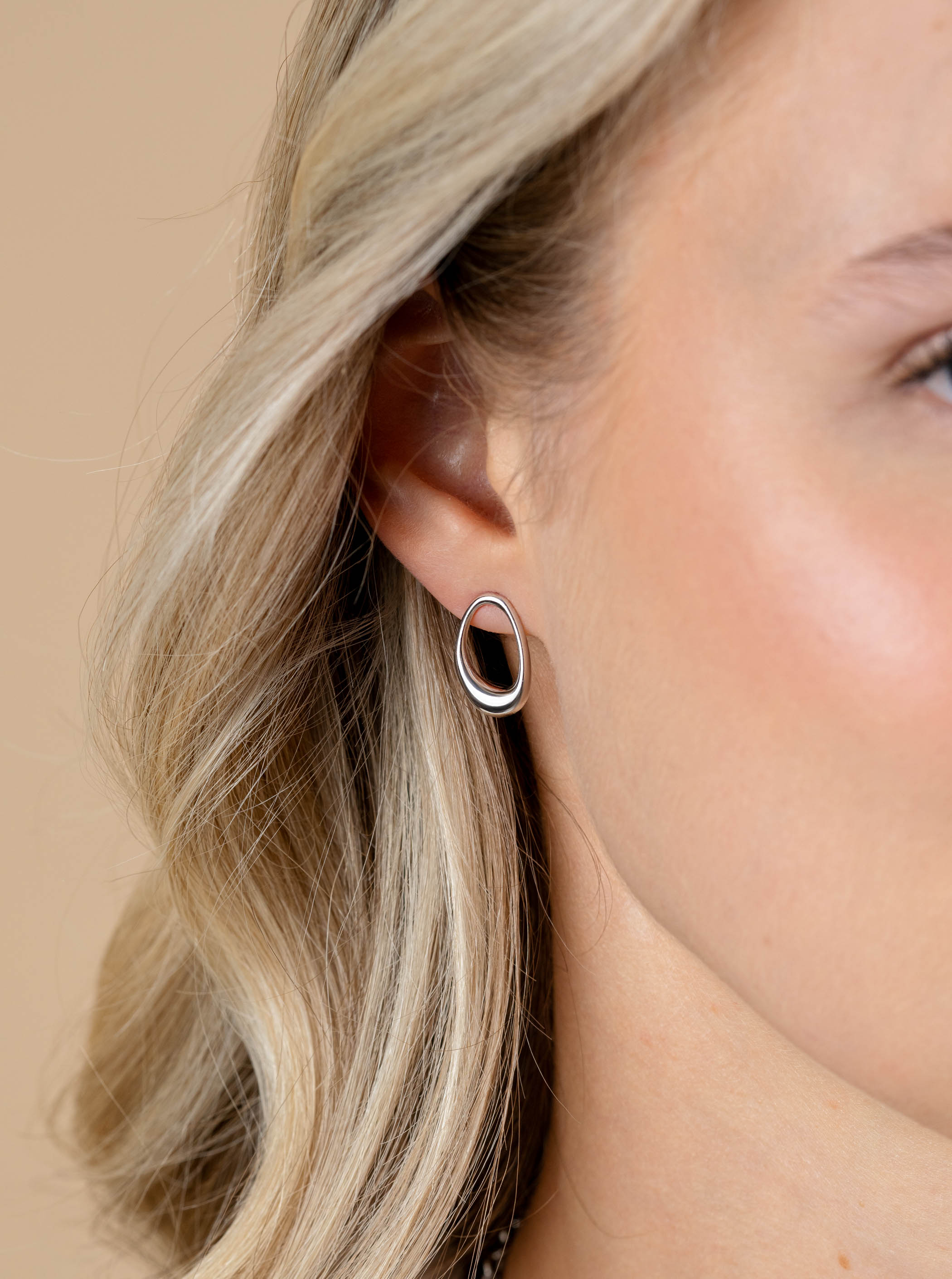 17mm ZINZI silver stud earrings open round in organic shape ZIO2670