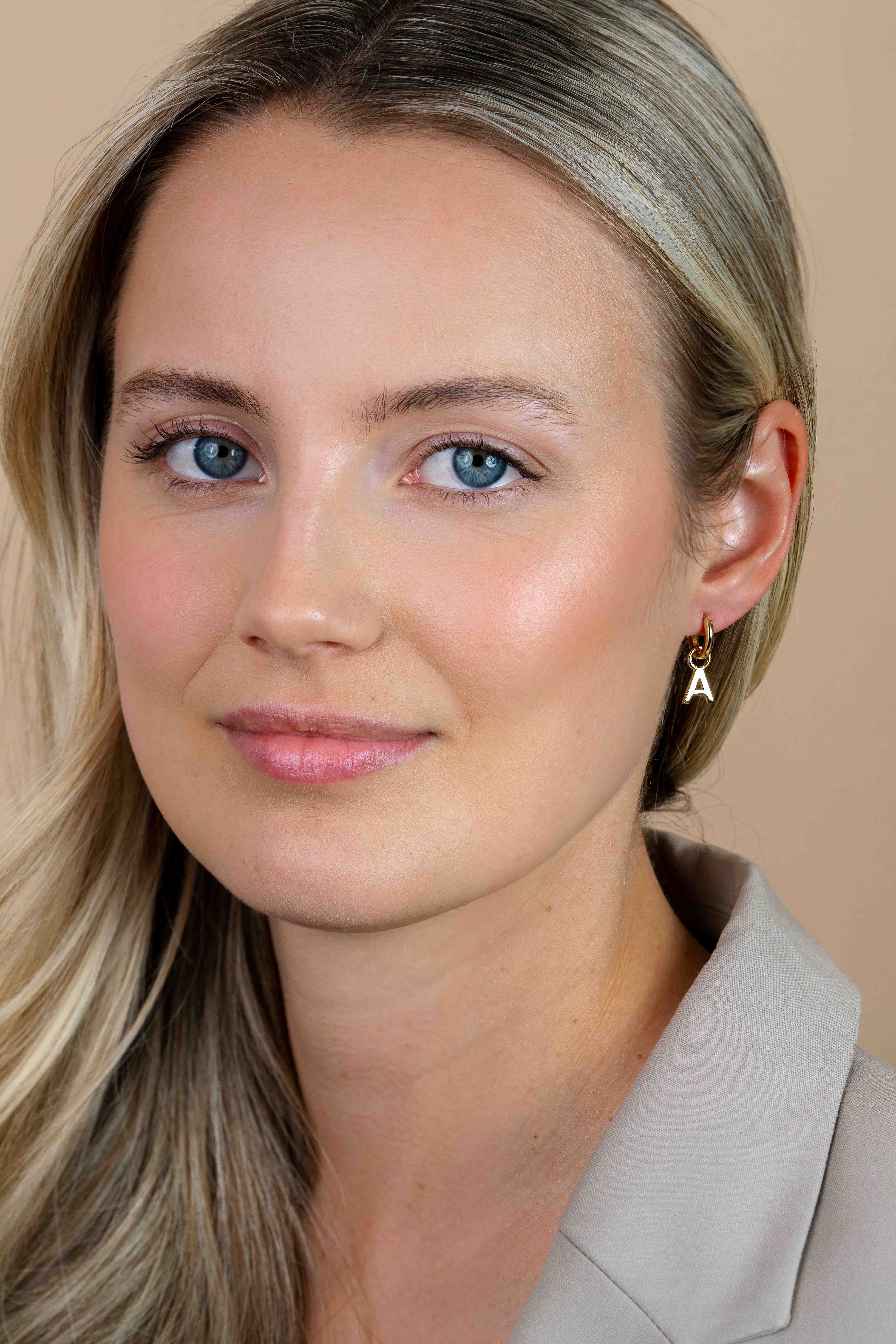 ZINZI Gold Plated Letter Earrings Pendant A price per piece ZICH2145A (excl. hoop earrings)