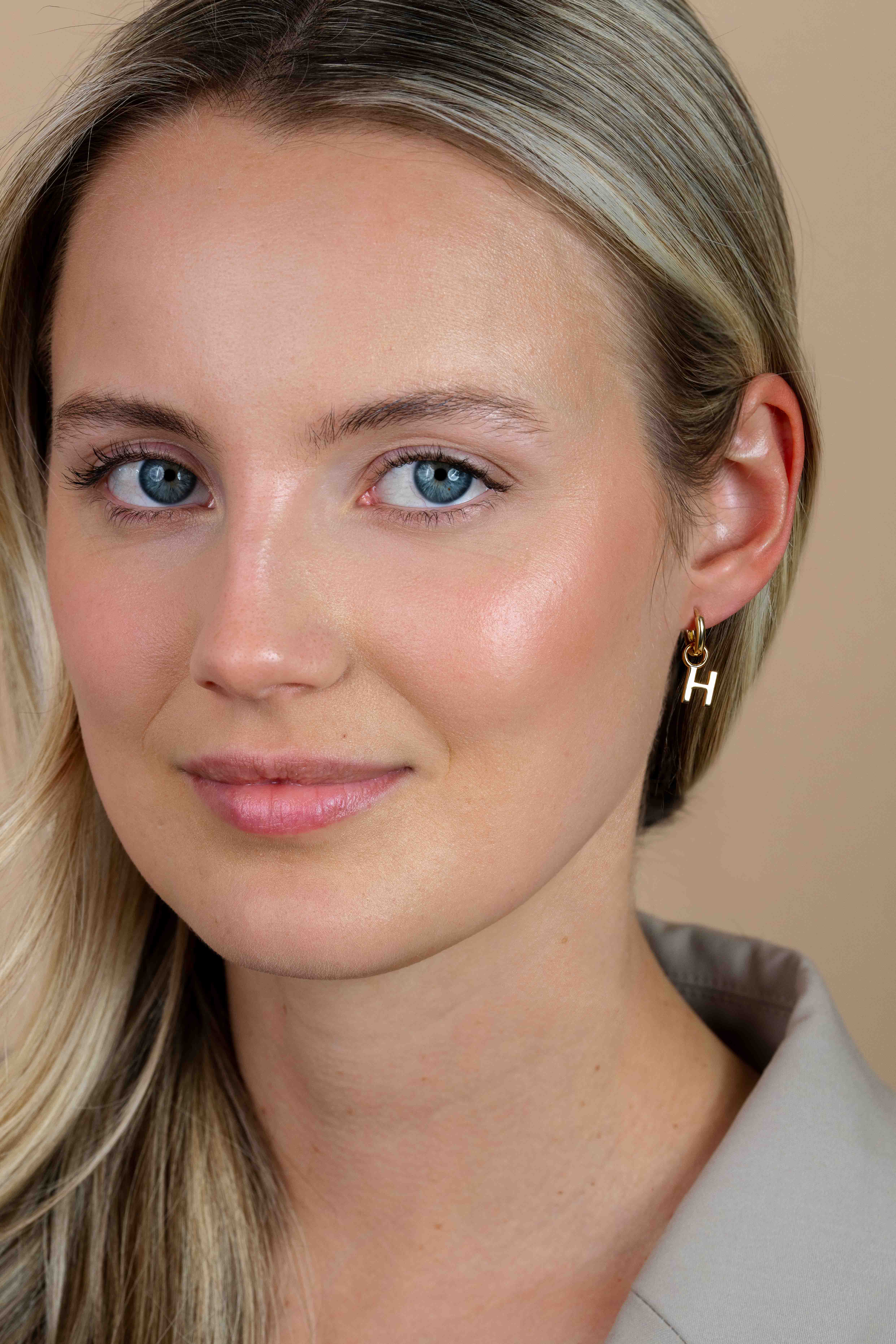 ZINZI Gold Plated Letter Earrings Pendant H price per piece ZICH2145H (excl. hoop earrings)