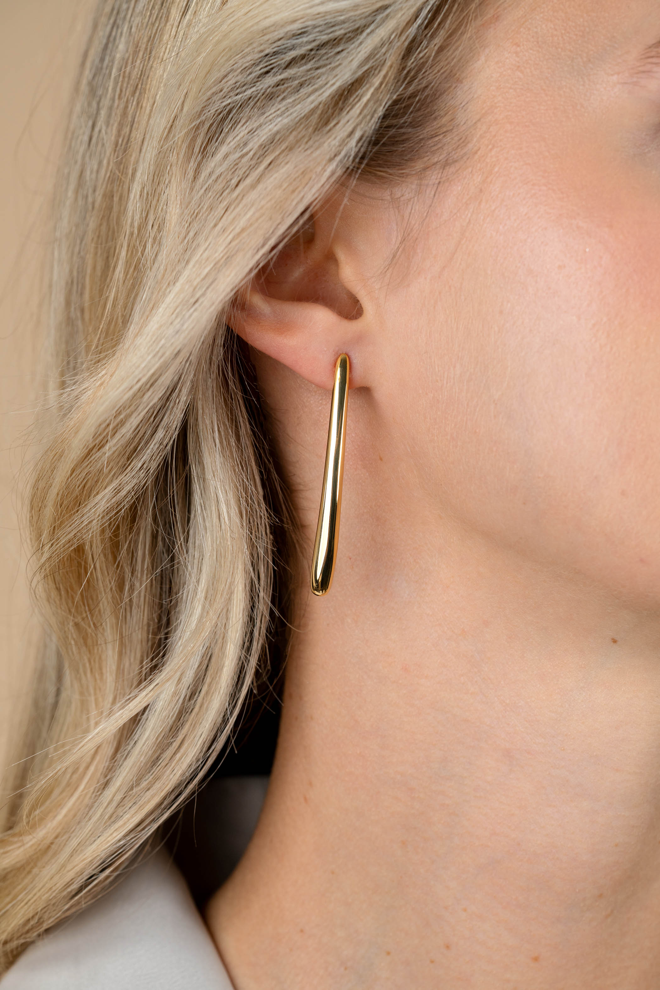 49mm ZINZI gold plated silver stud earrings in elongated teardrop shape ZIO2674G