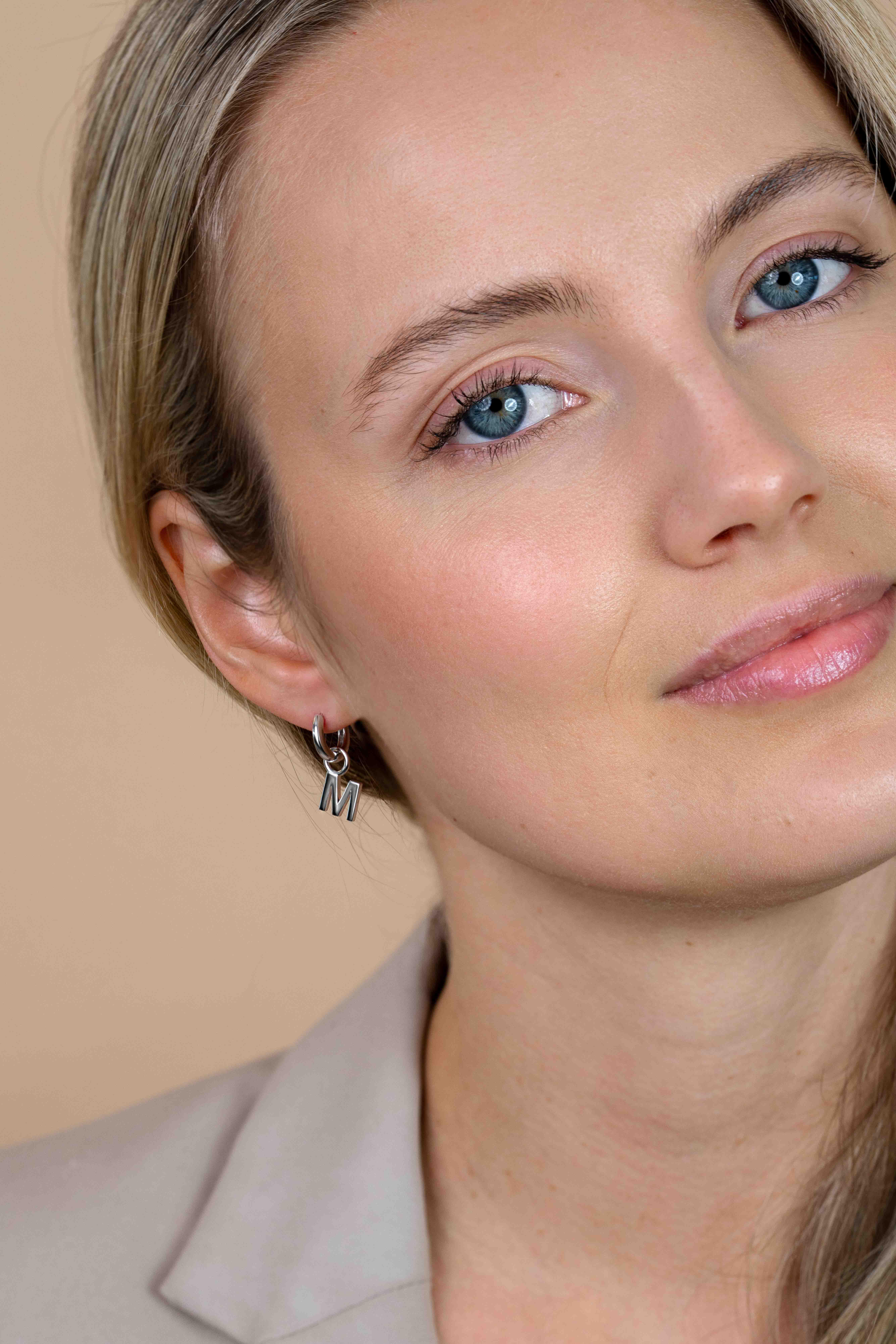 ZINZI Sterling Silver Letter Earrings Pendant M price per piece ZICH2144M (excl. hoop earrings)