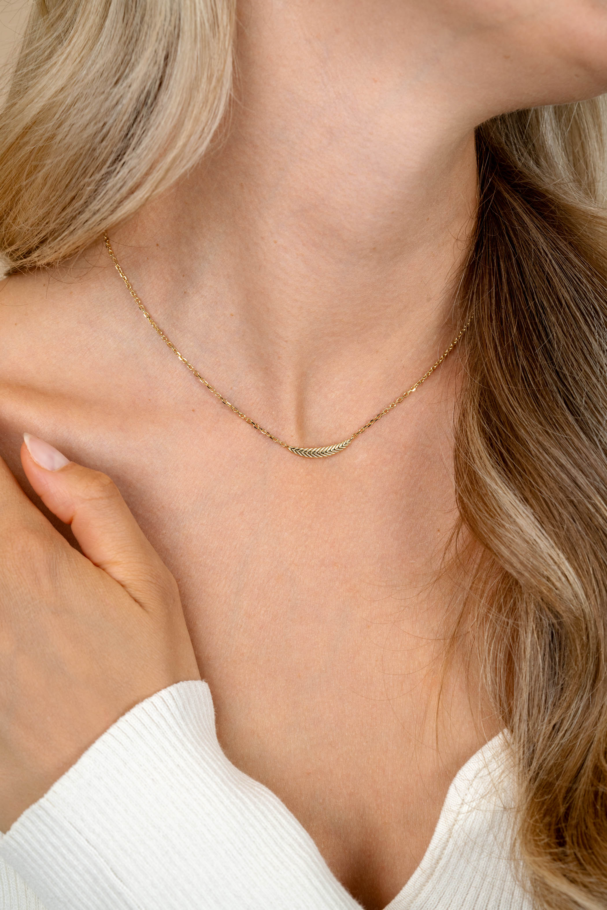 ZINZI gold plated silver link chain with large feather. The feather symbolises spreading your wings and freedom. 40-45cm ZIC2644G