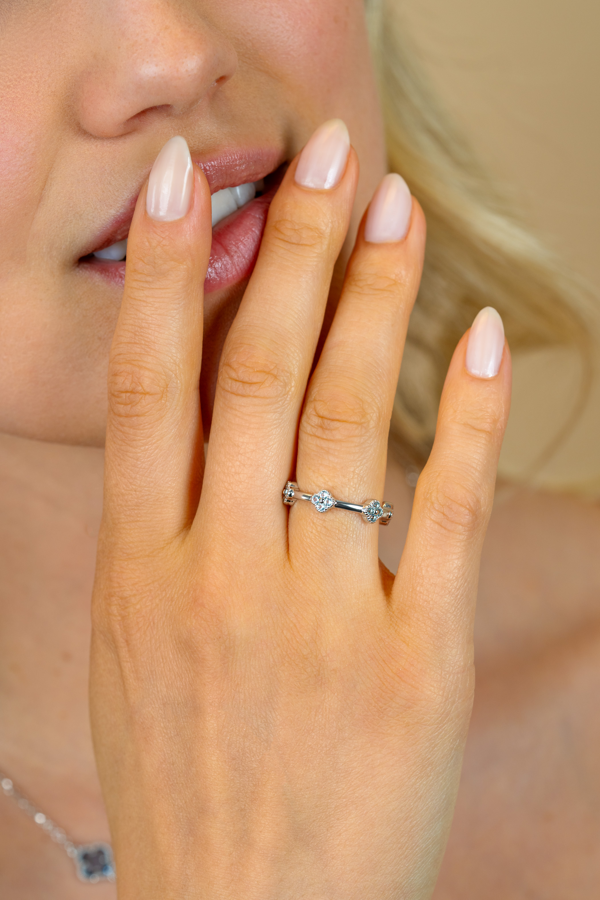ZINZI zlv. ring met lichtblauwe klavers rondom mt.62