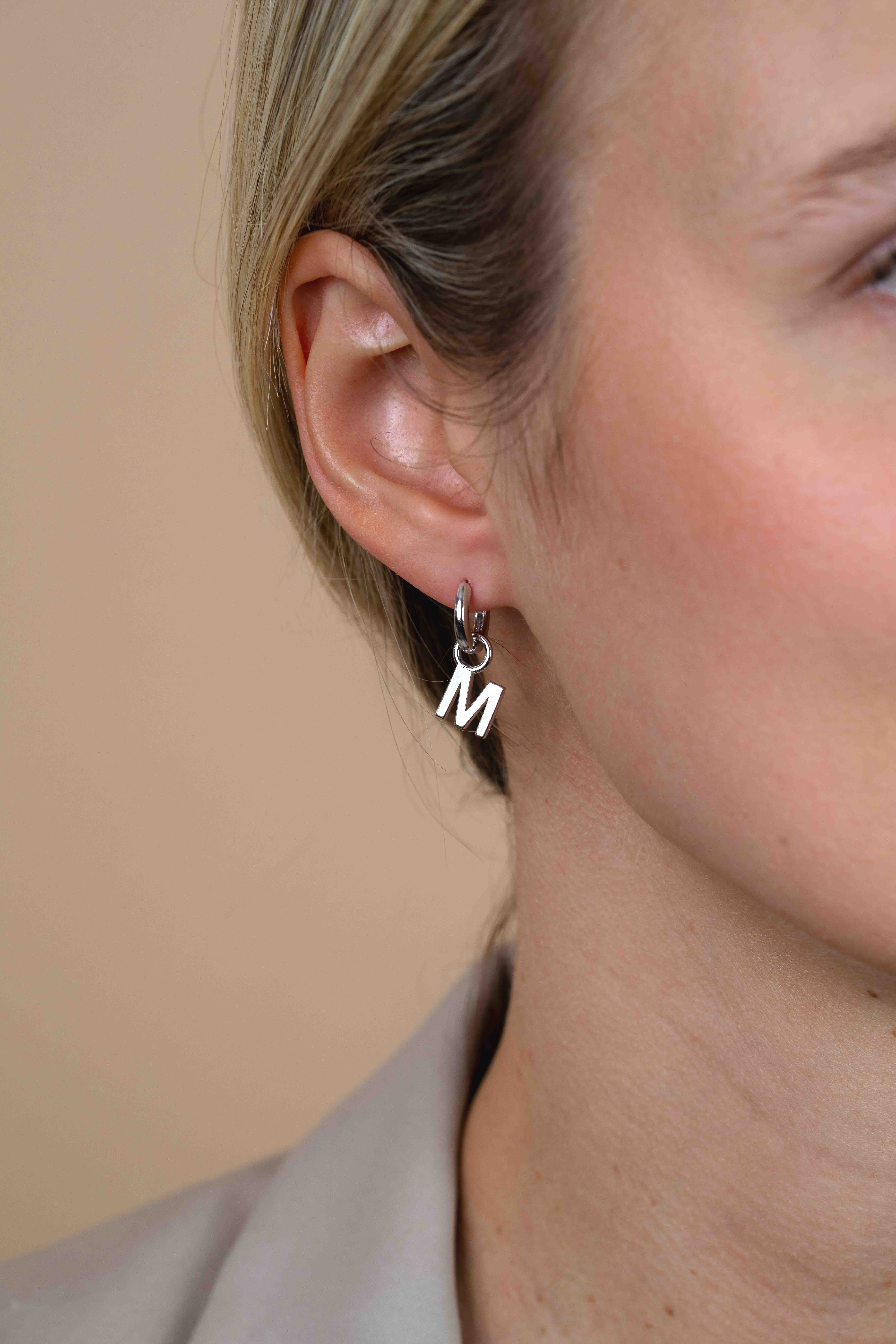 ZINZI Sterling Silver Letter Earrings Pendant M price per piece ZICH2144M (excl. hoop earrings)