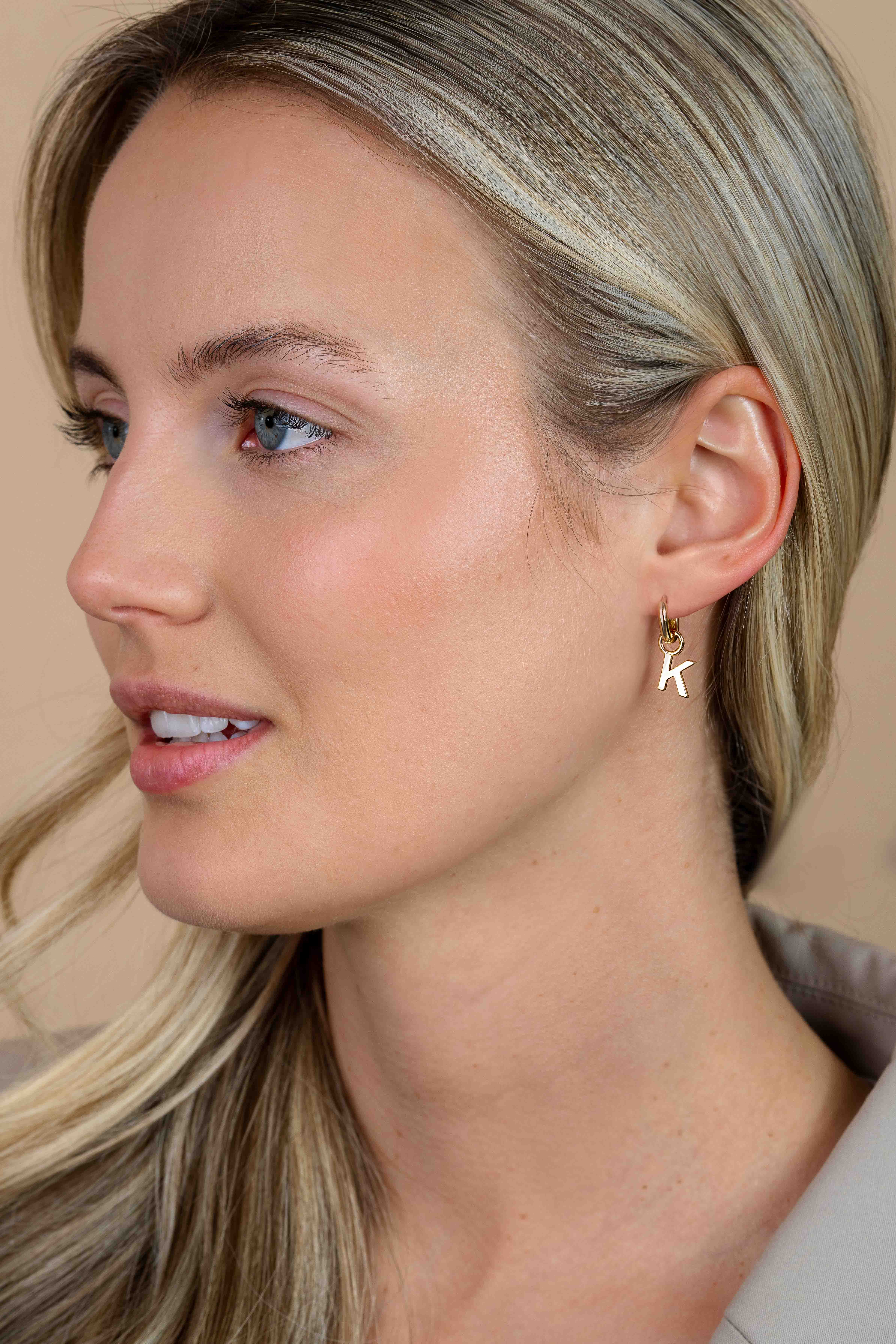 ZINZI Gold Plated Letter Earrings Pendant K price per piece ZICH2145K (excl. hoop earrings)