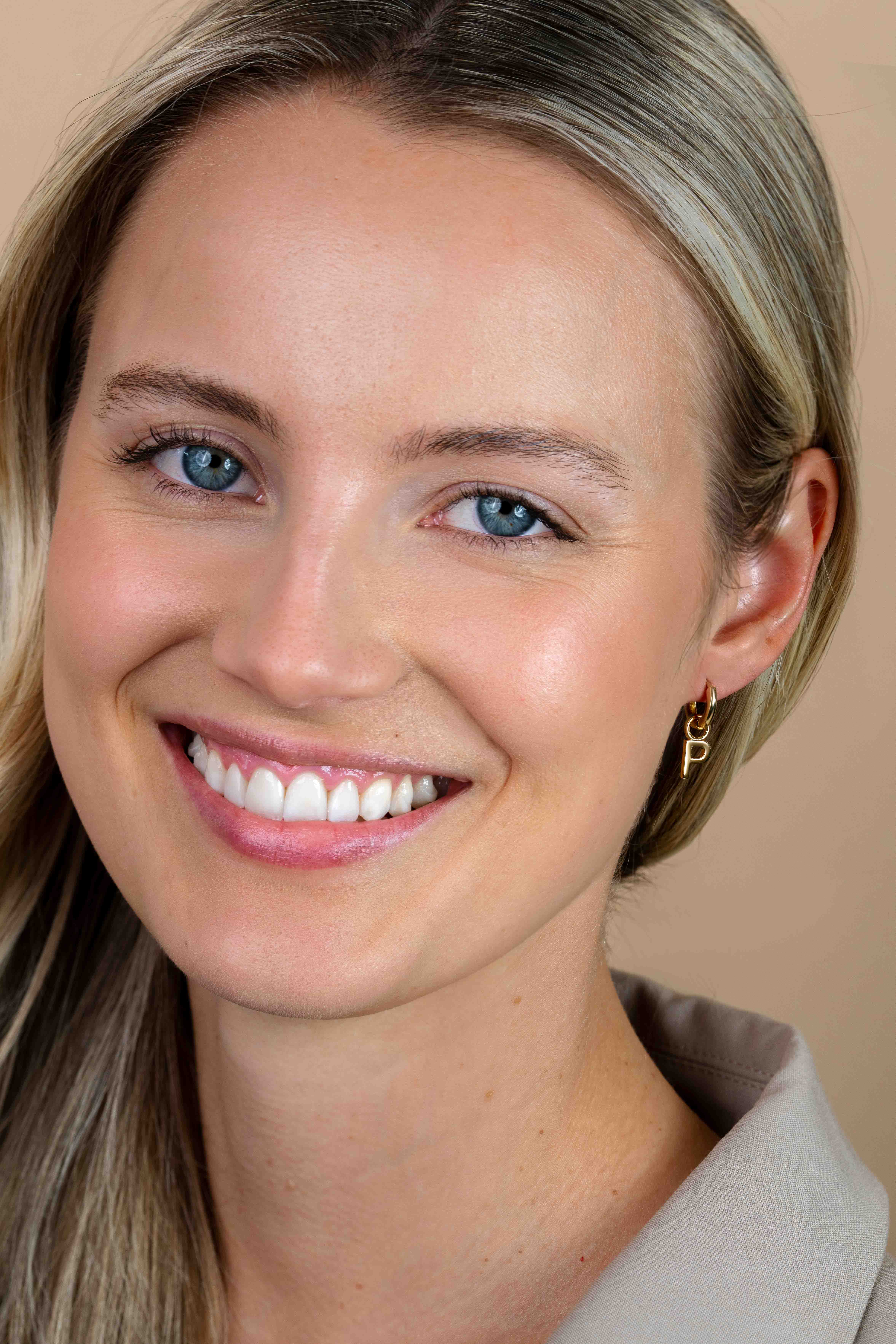 ZINZI Gold Plated Letter Earrings Pendant P price per piece ZICH2145P (excl. hoop earrings)