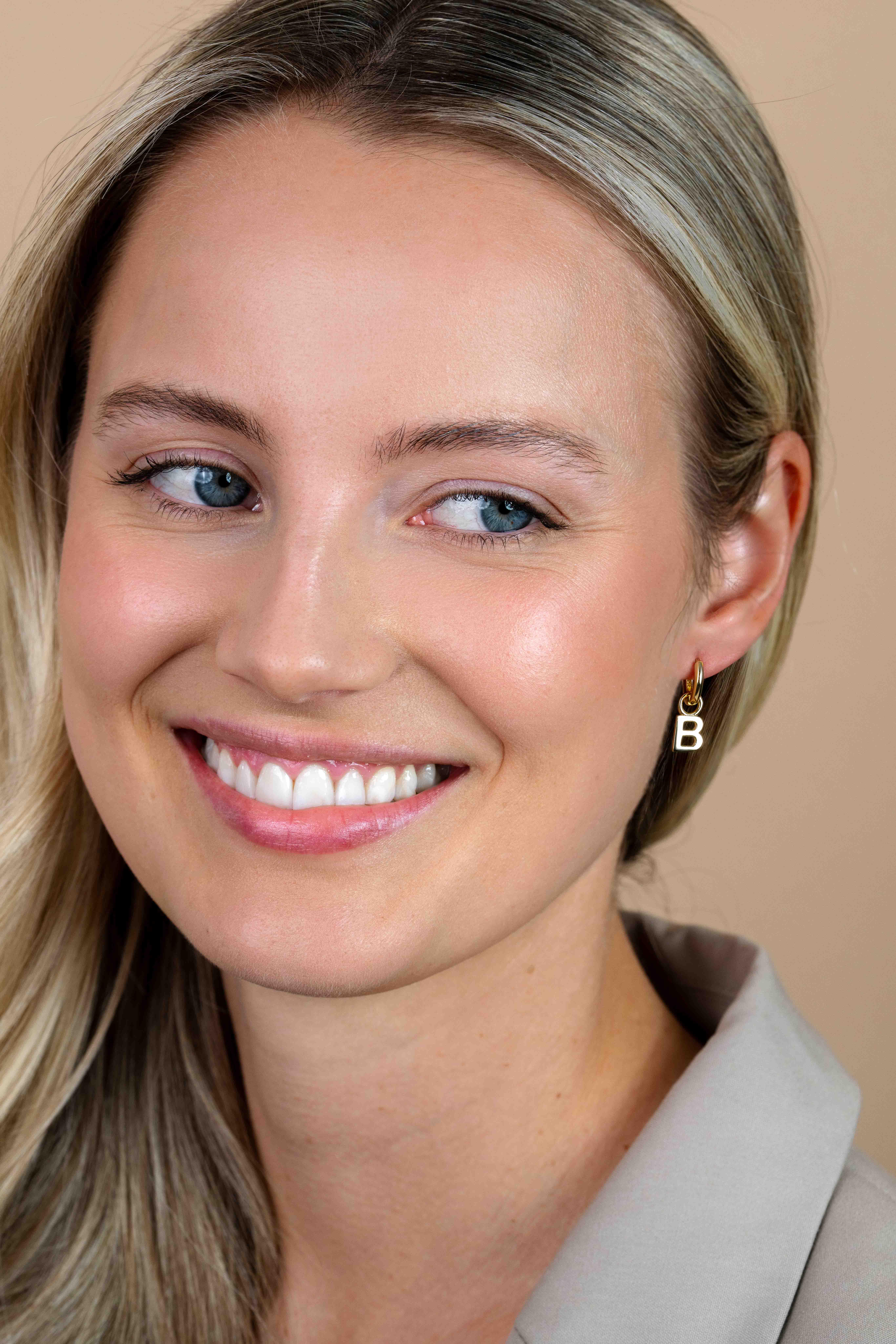 ZINZI Gold Plated Letter Earrings Pendant B price per piece ZICH2145B (excl. hoop earrings)