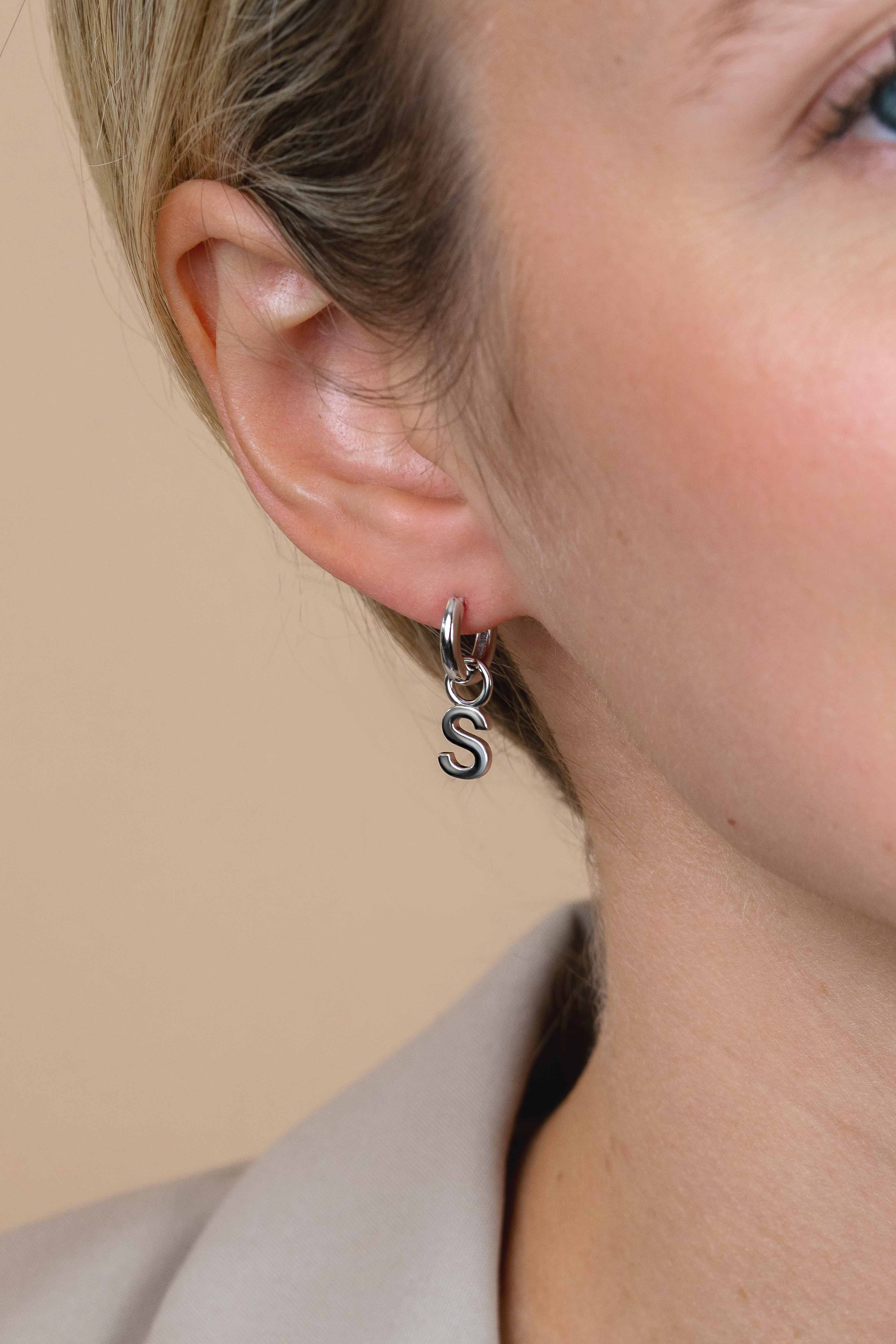 ZINZI Sterling Silver Letter Earrings Pendant S price per piece ZICH2144S (excl. hoop earrings)