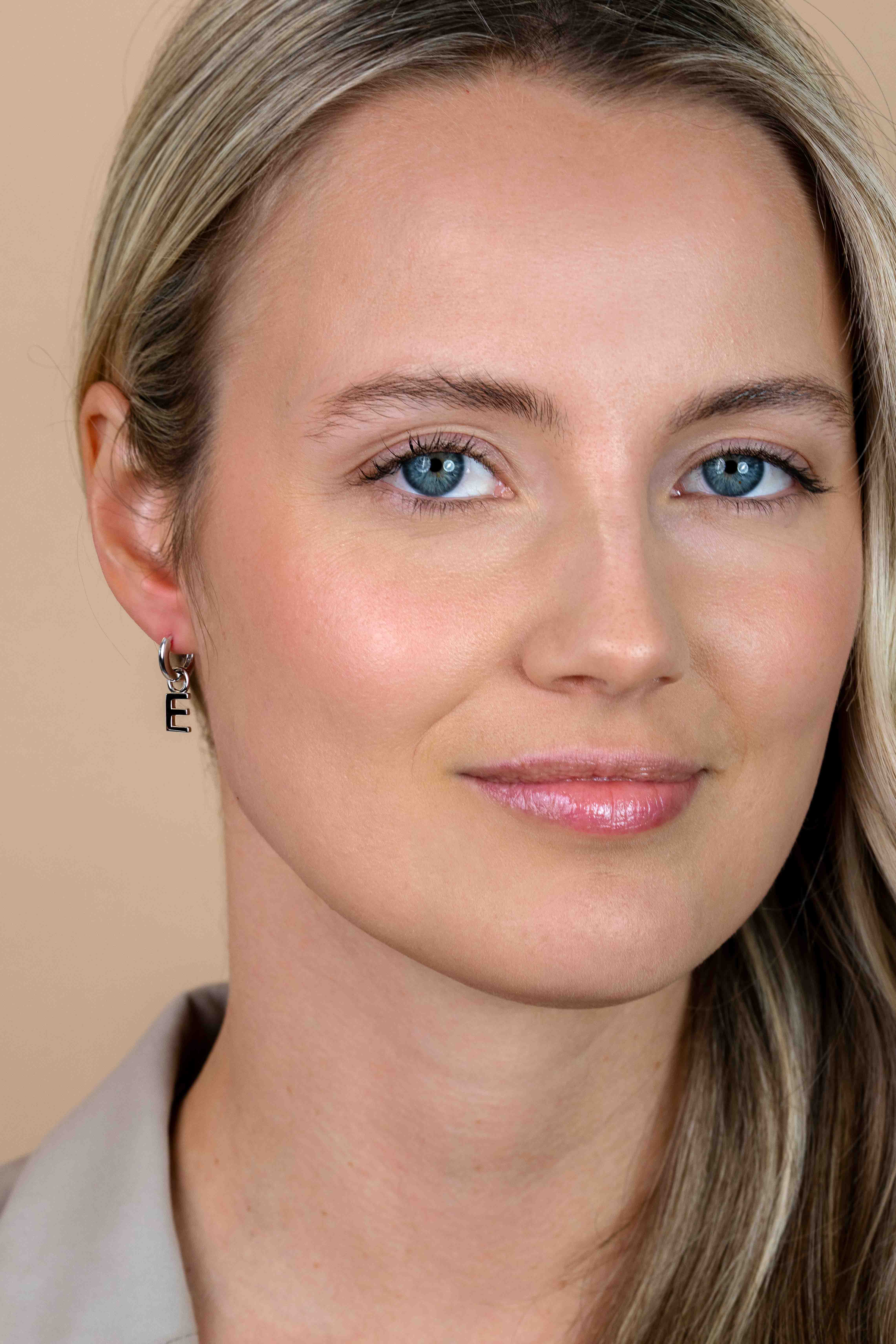 ZINZI Sterling Silver Letter Earrings Pendant E price per piece ZICH2144E (excl. hoop earrings)