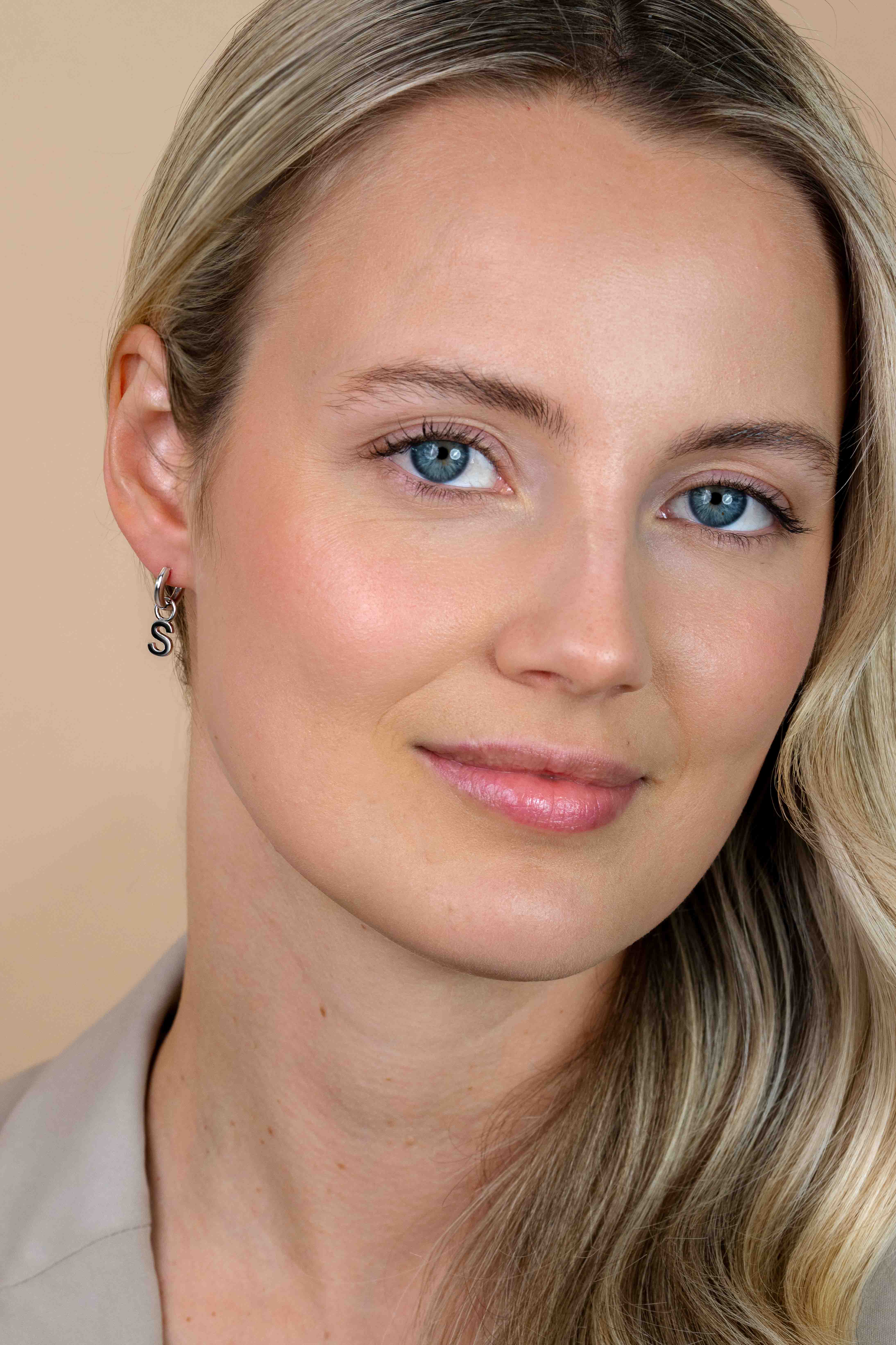 ZINZI Sterling Silver Letter Earrings Pendant S price per piece ZICH2144S (excl. hoop earrings)