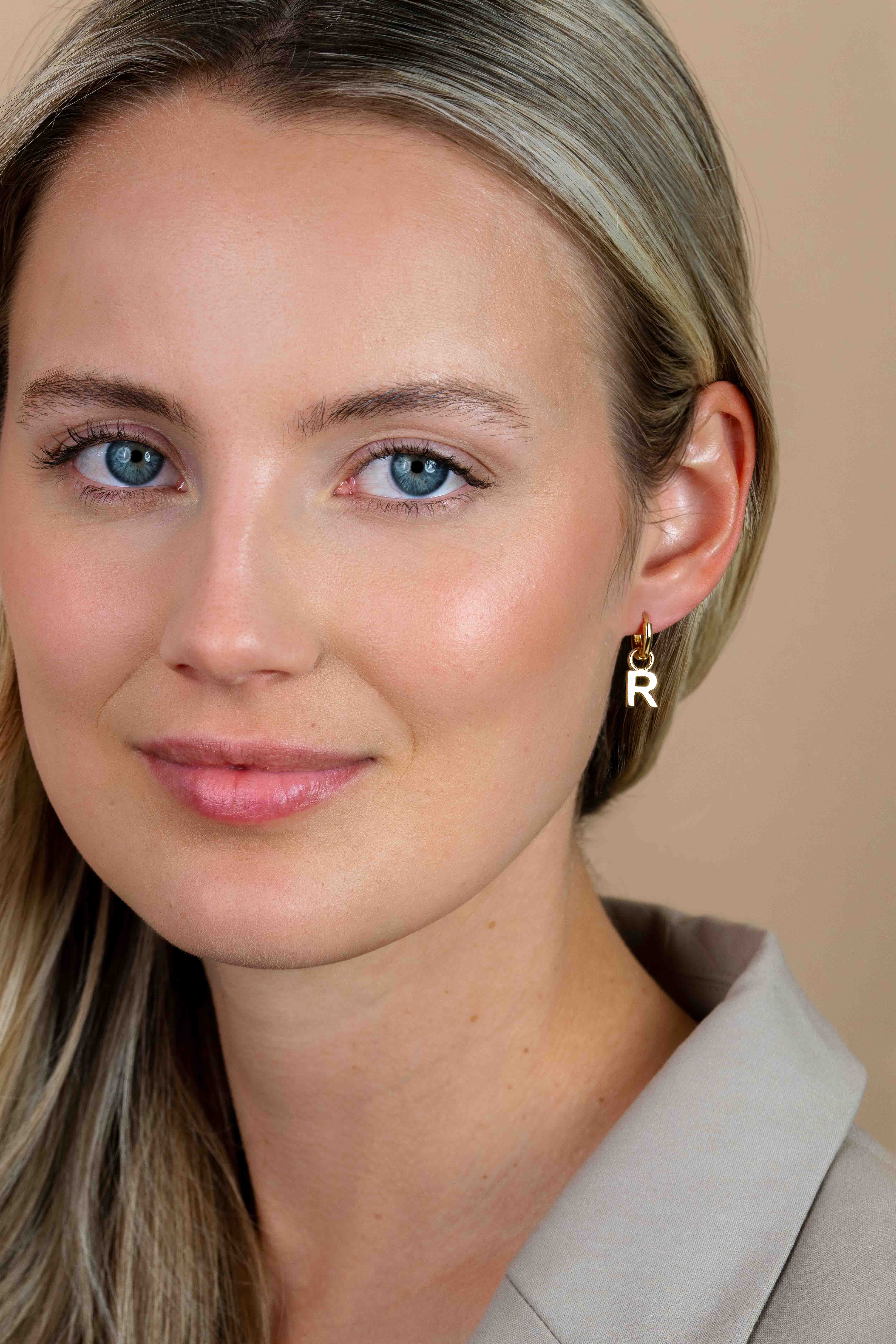 ZINZI Gold Plated Letter Earrings Pendant R price per piece ZICH2145R (excl. hoop earrings)