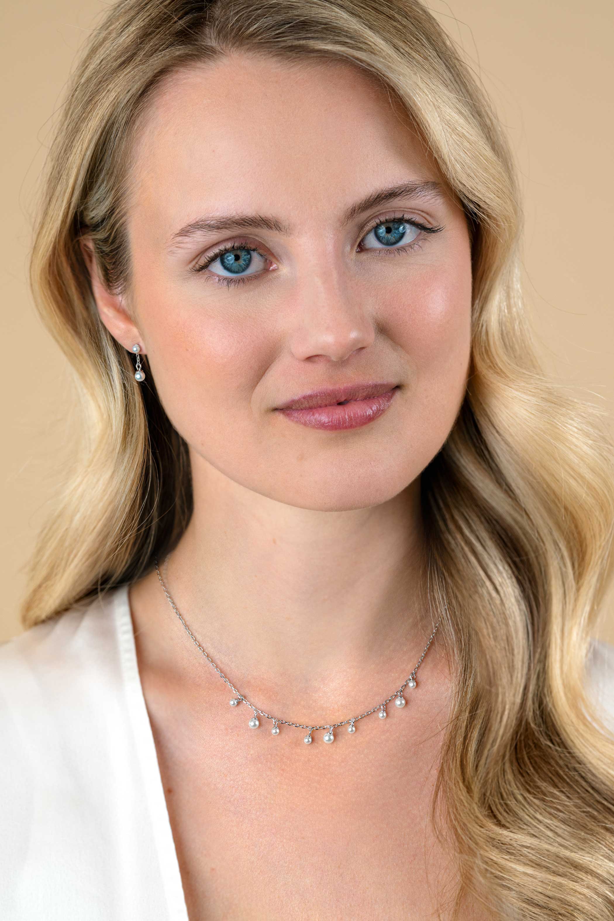 ZINZI silver chain necklace with nine round white glass pearls in various sizes, playfully distributed over the necklace 40-45cm ZIC2623