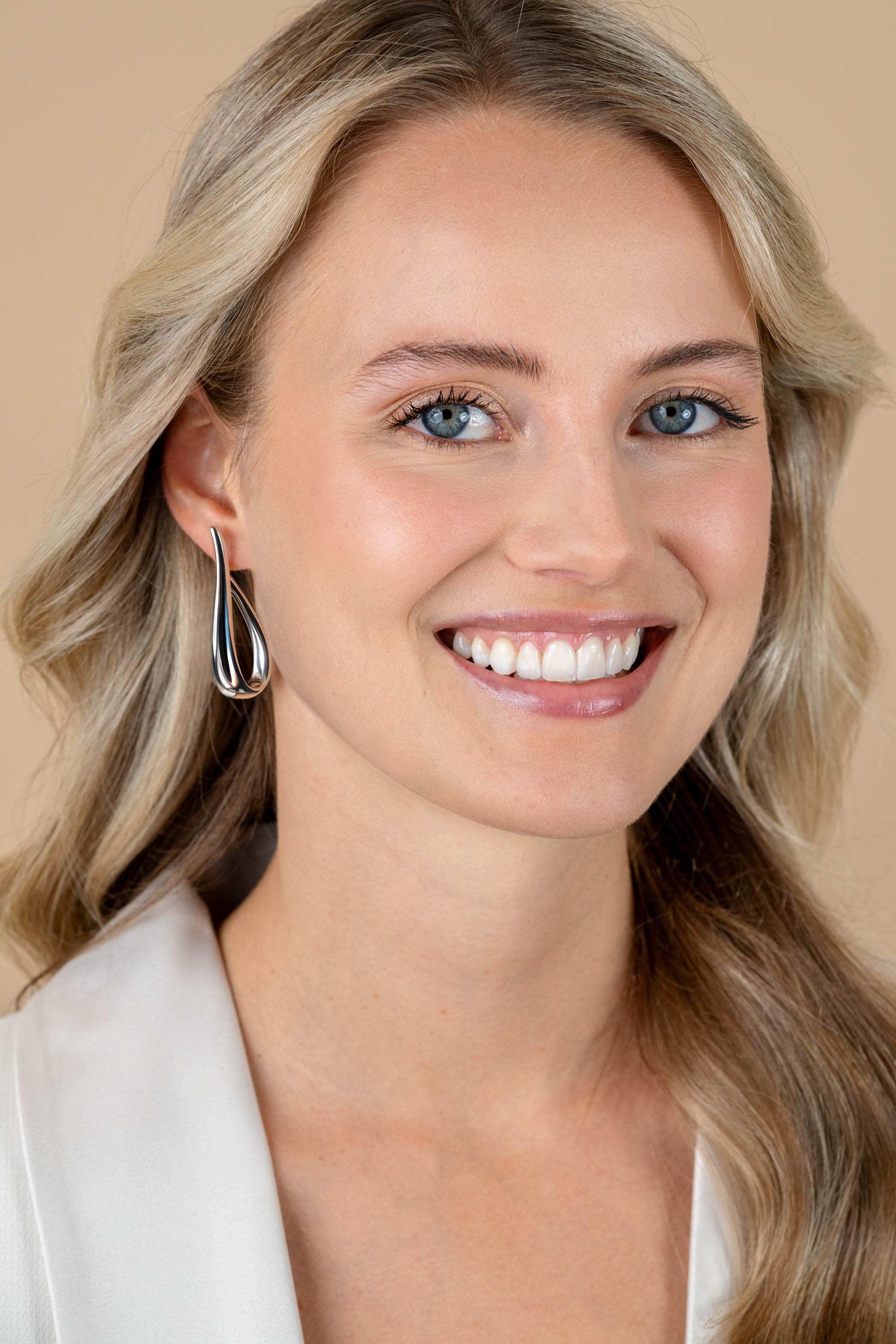 49mm ZINZI silver large hoop earrings in organic shape with a playful twist and convenient top closure ZIO2675