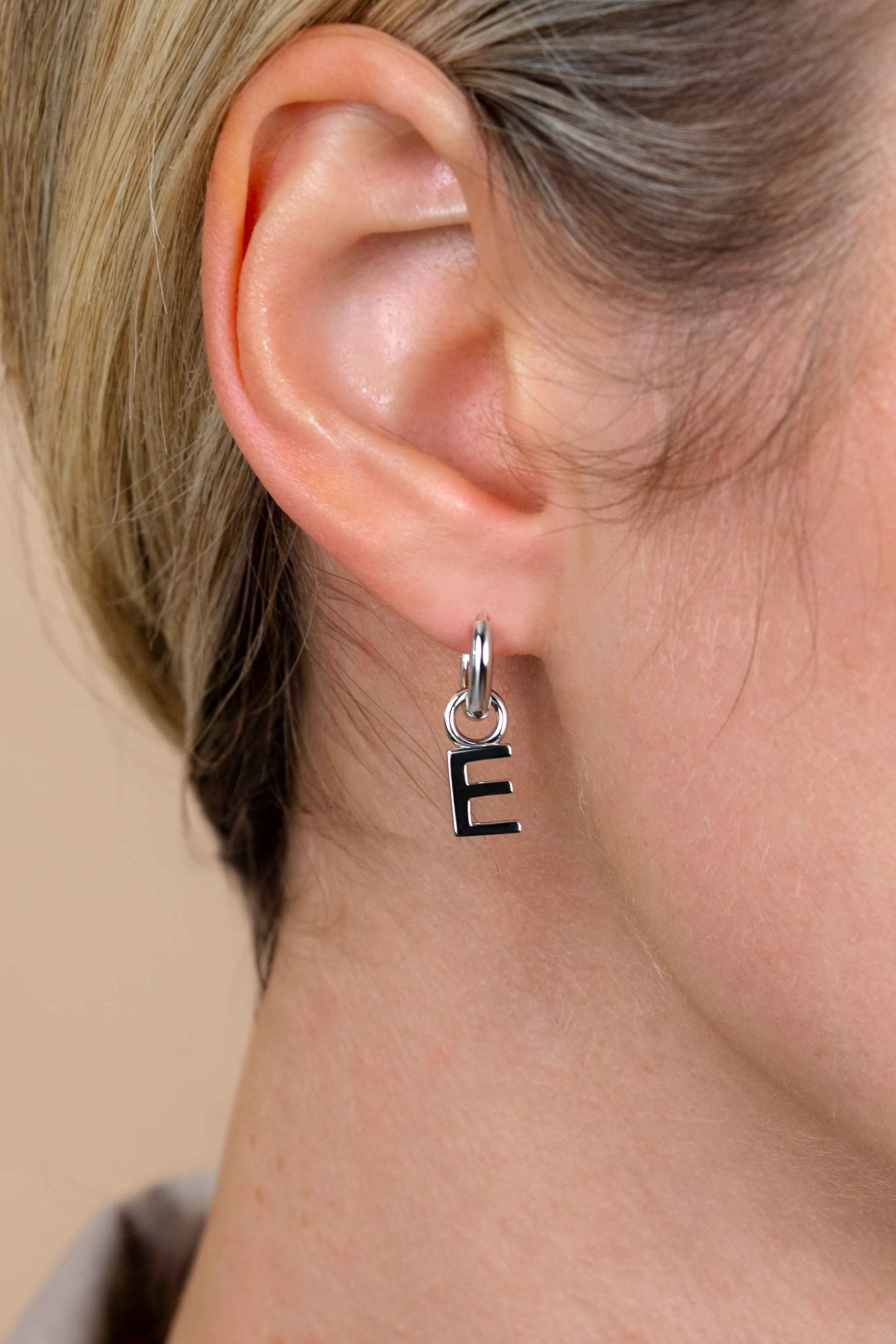 ZINZI Sterling Silver Letter Earrings Pendant E price per piece ZICH2144E (excl. hoop earrings)
