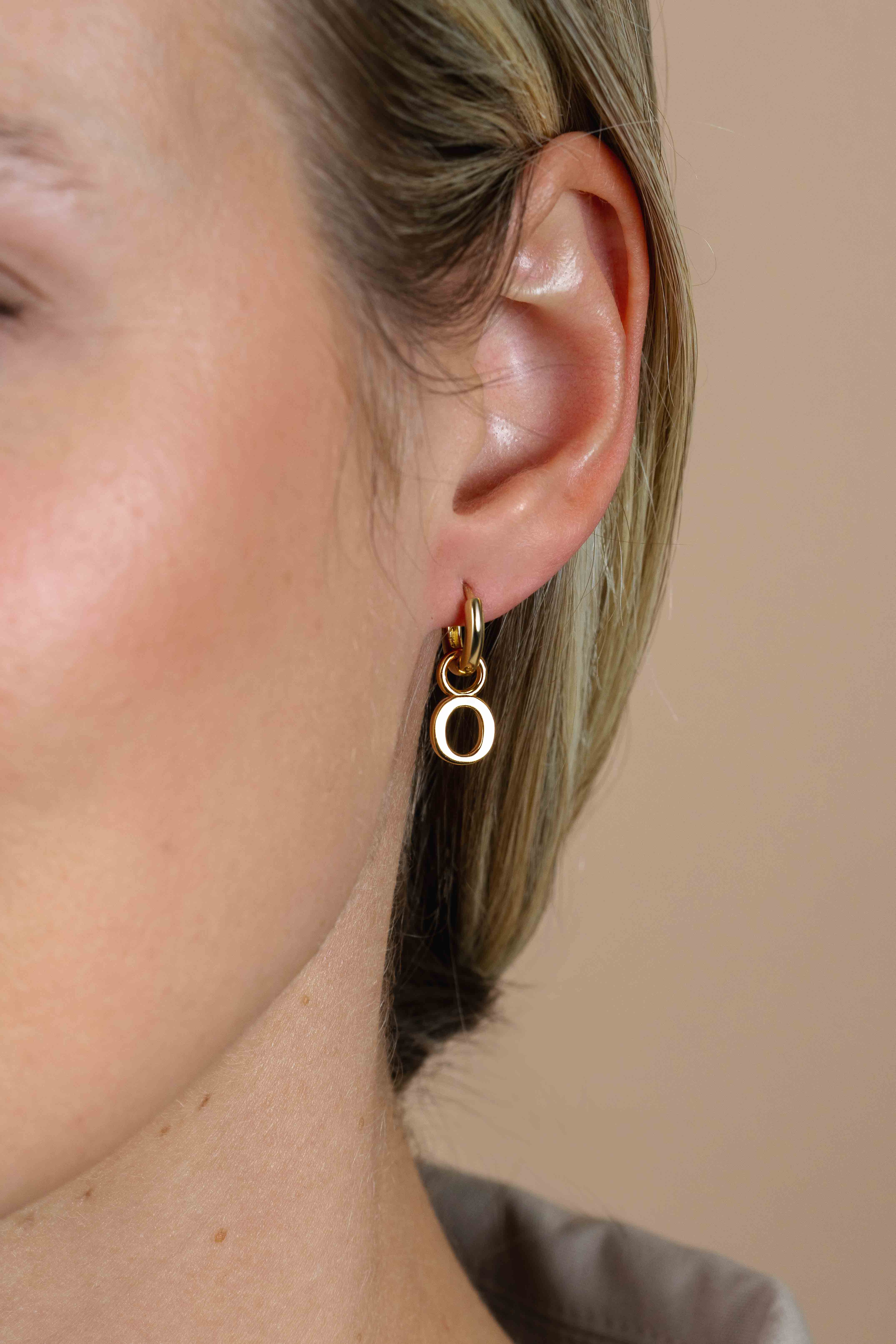 ZINZI Gold Plated Letter Earrings Pendant O price per piece ZICH2145O (excl. hoop earrings)