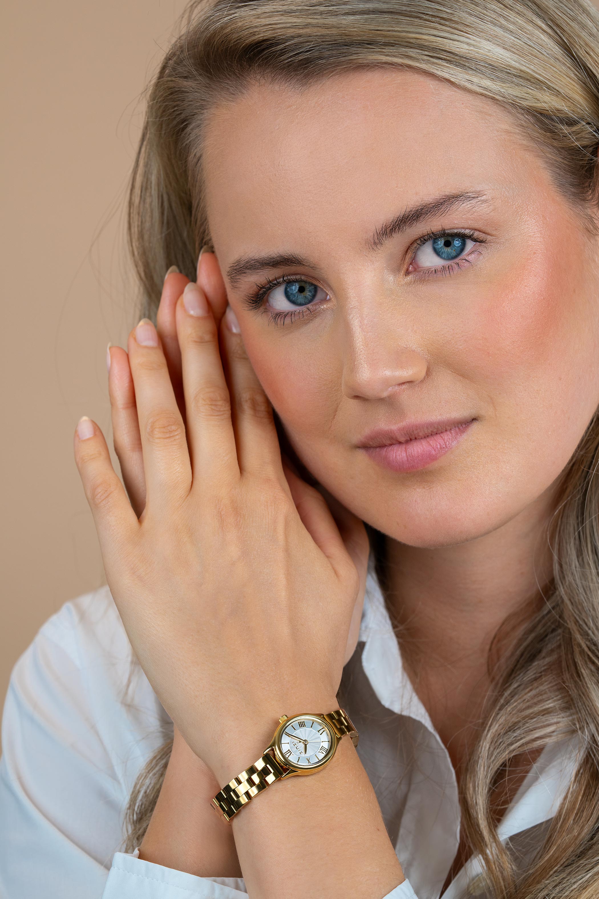 ZINZI Belle Ovale Watch 26mm Silver Colored Dial Gold Colored Case and Stainless Steel Band, Japanese movement ZIW2933