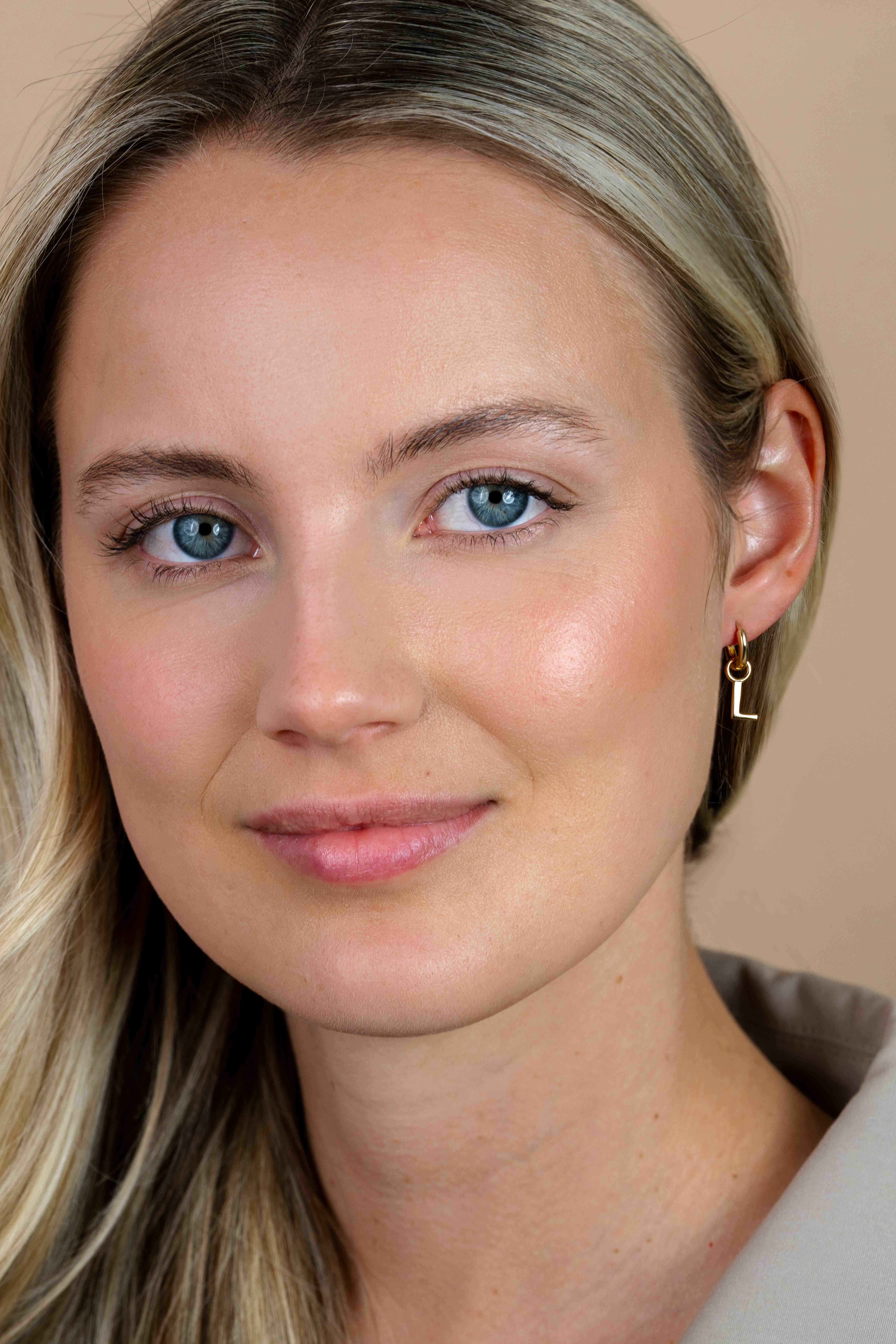 ZINZI Gold Plated Letter Earrings Pendant L price per piece ZICH2145L (excl. hoop earrings)