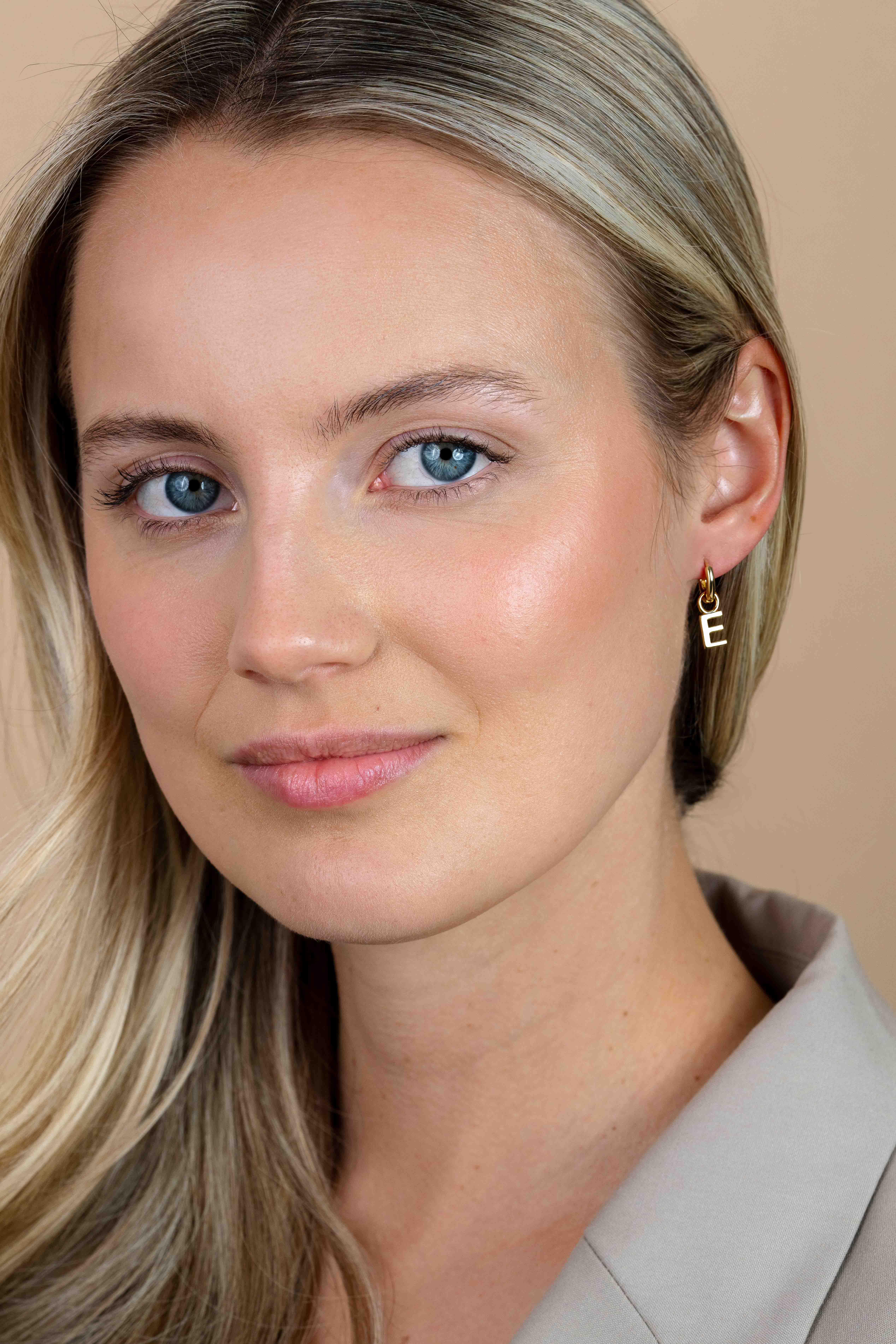 ZINZI Gold Plated Letter Earrings Pendant E price per piece ZICH2145E (excl. hoop earrings)