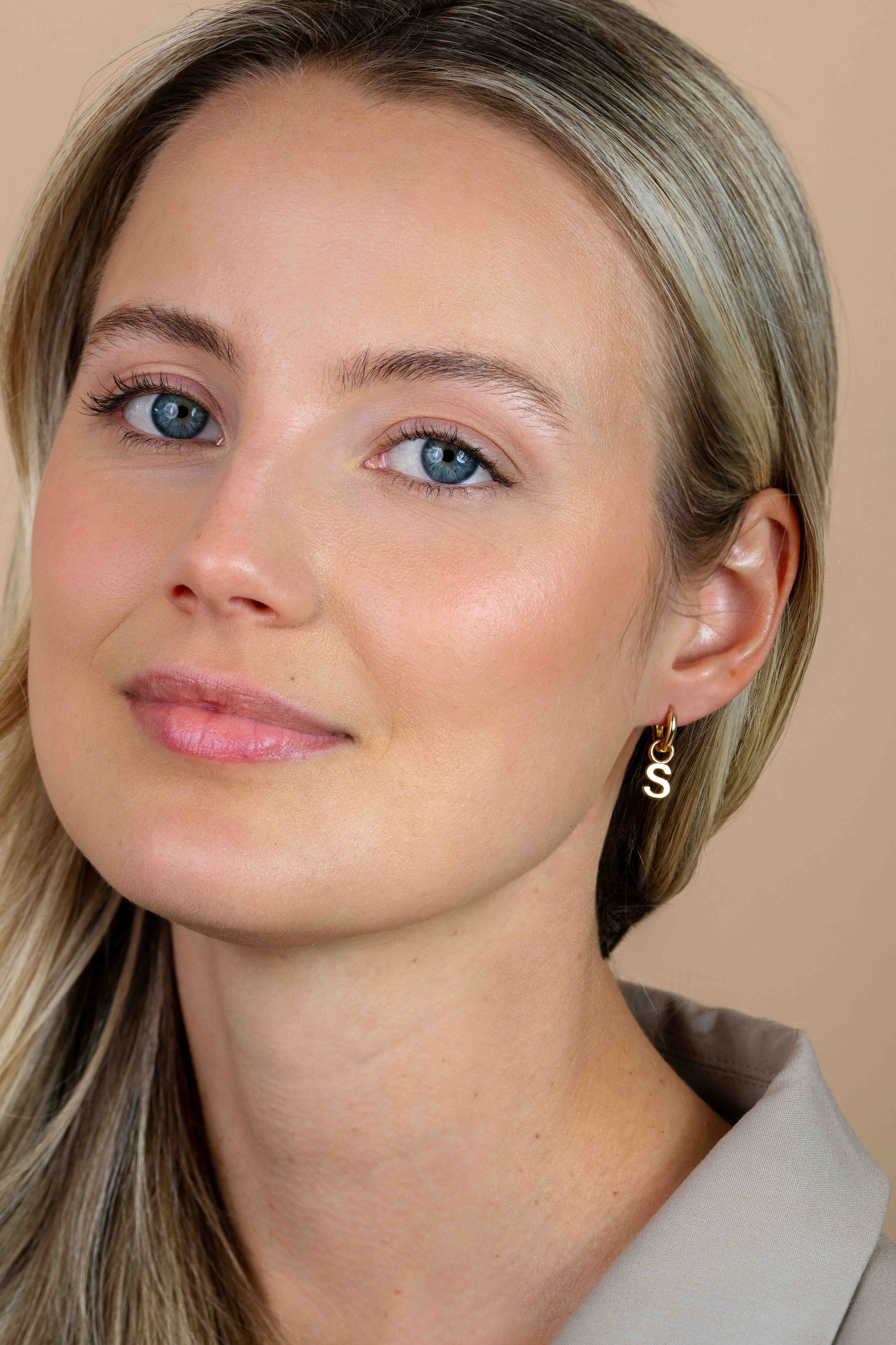 ZINZI Gold Plated Letter Earrings Pendant S price per piece ZICH2145S (excl. hoop earrings)