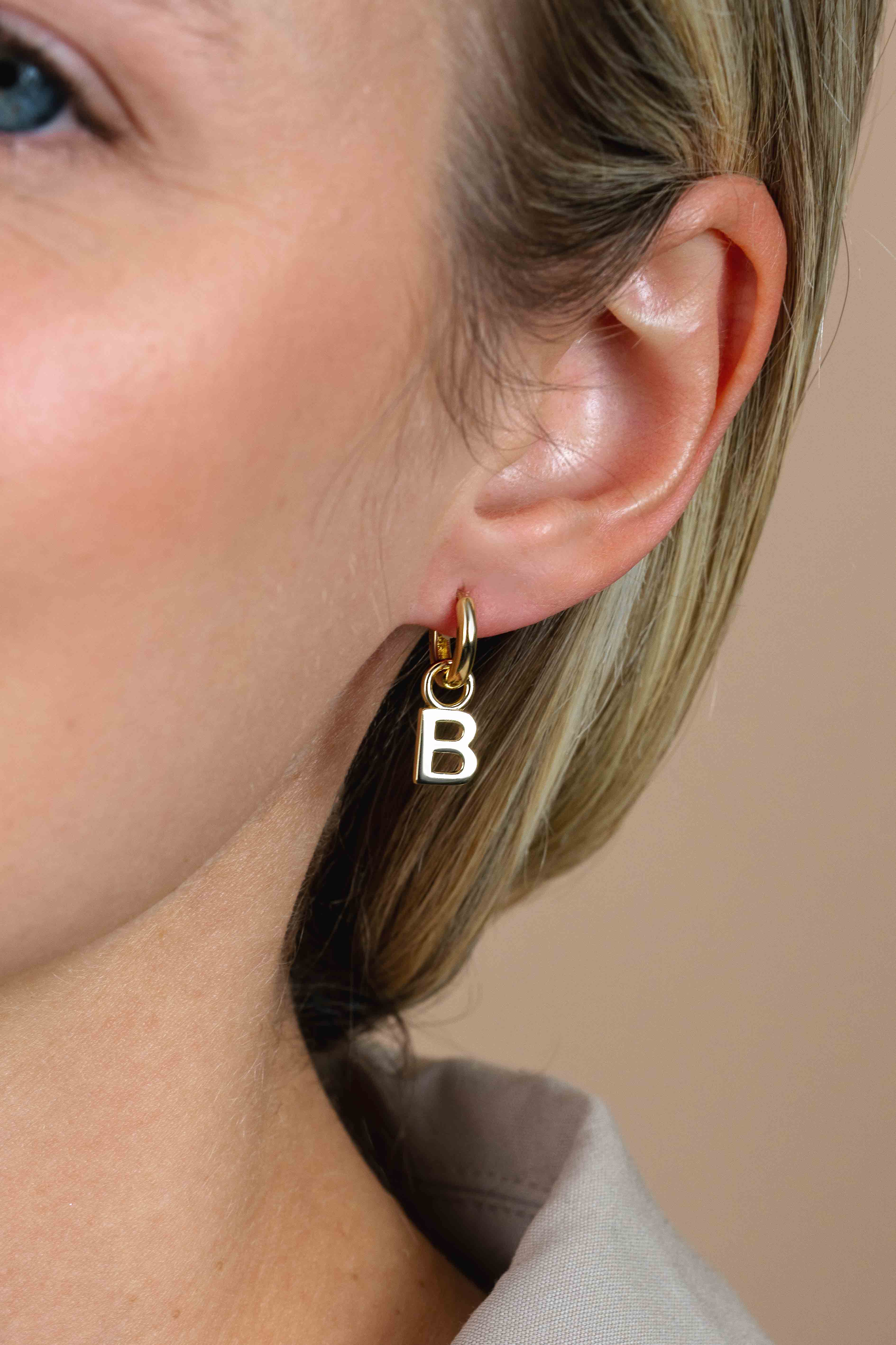 ZINZI Gold Plated Letter Earrings Pendant B price per piece ZICH2145B (excl. hoop earrings)