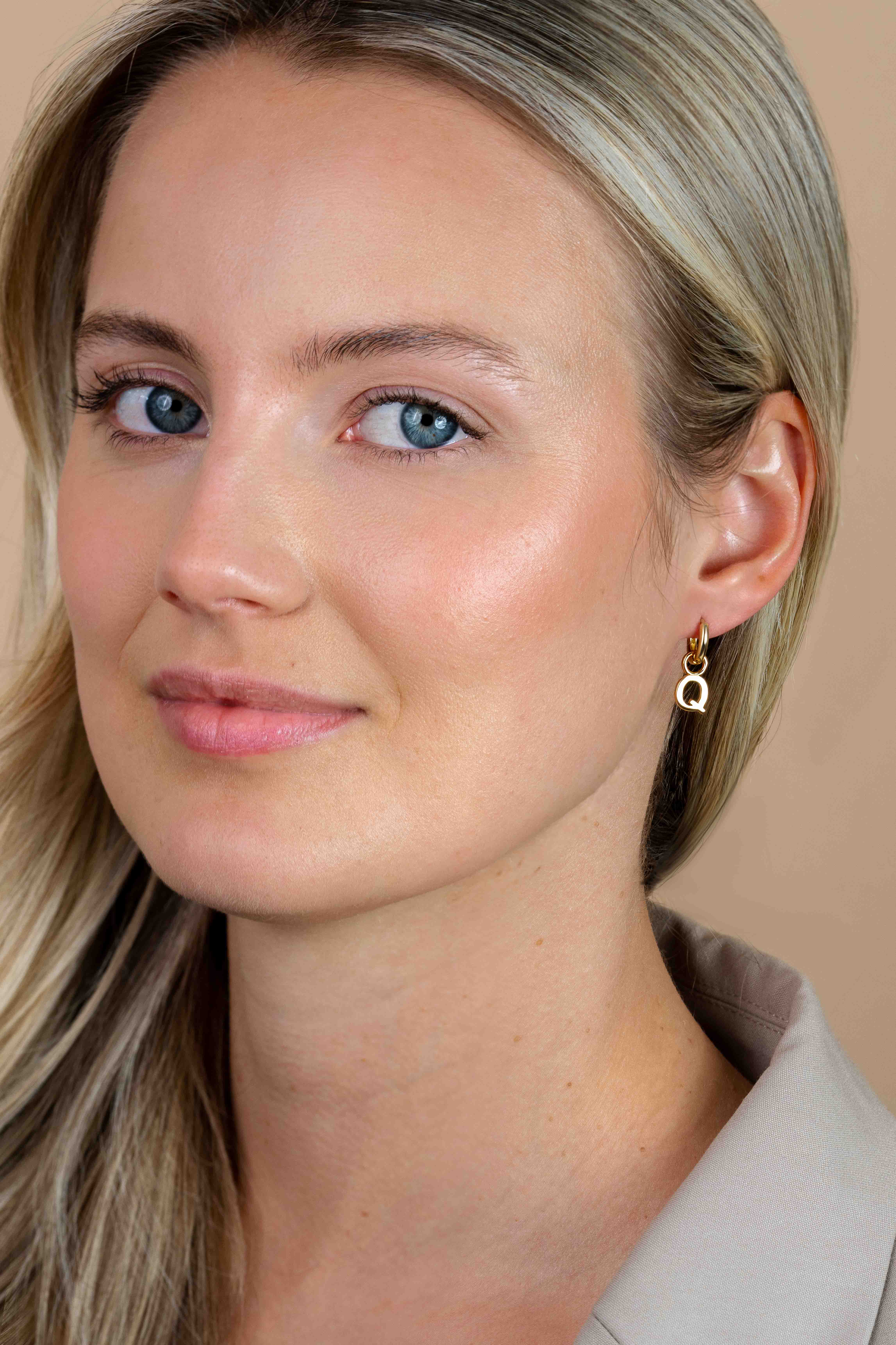 ZINZI Gold Plated Letter Earrings Pendant Q price per piece ZICH2145Q (excl. hoop earrings)