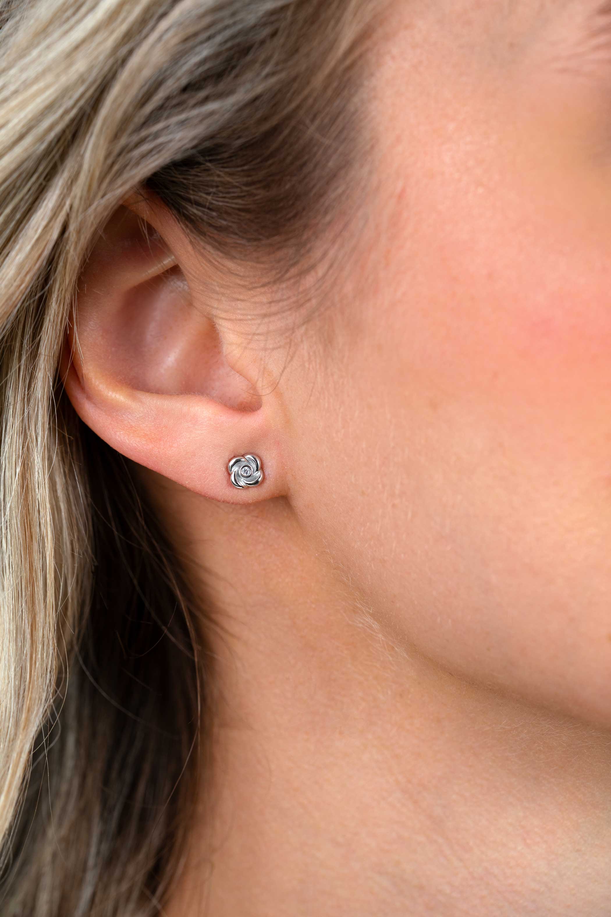 ZINZI zlv. oorknopjes roosje met zirconia