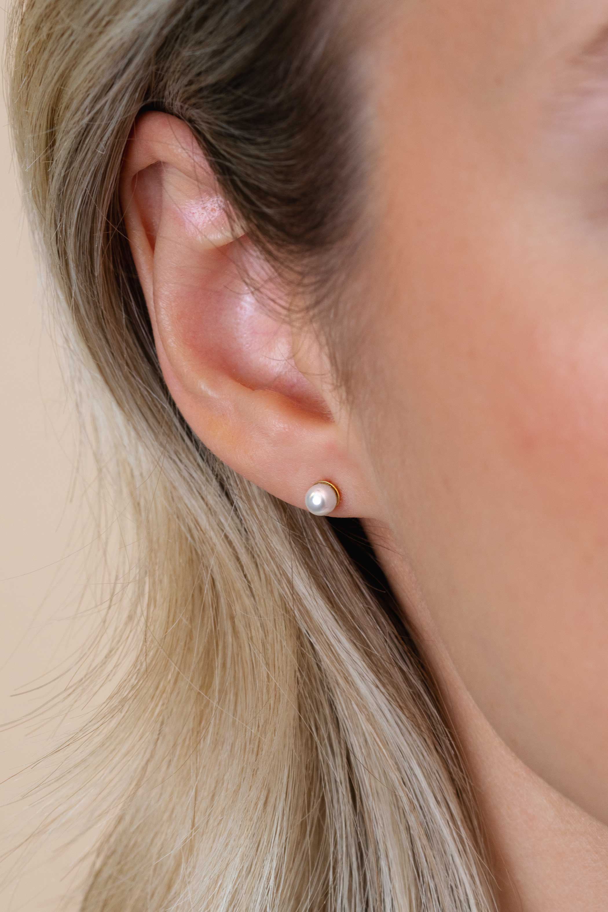 4mm ZINZI Gold plated Sterling Silver Stud Earrings with White Pearl ZIO1318Y