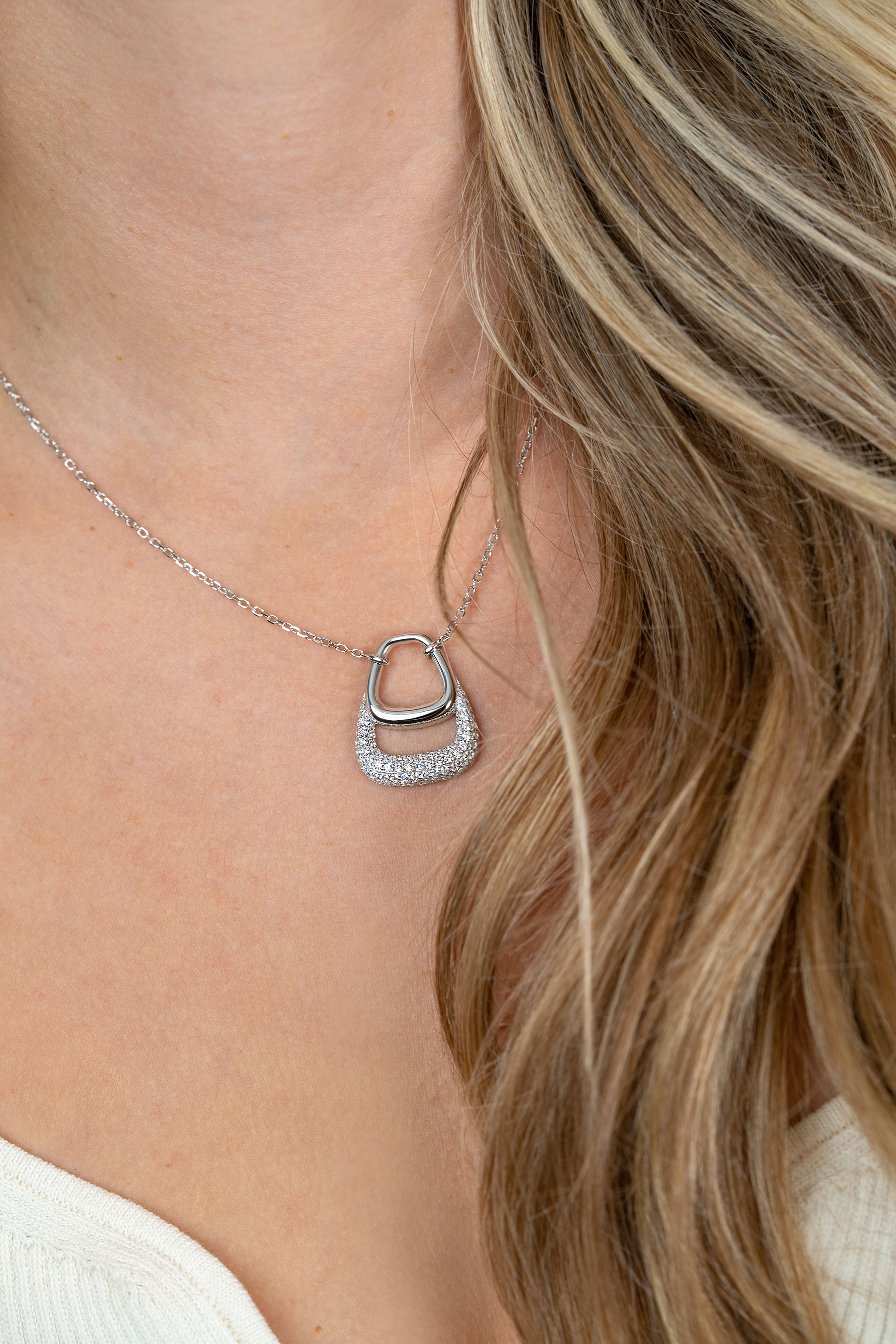 ZINZI zlv. collier met luxe hanger glad en pave zirc.