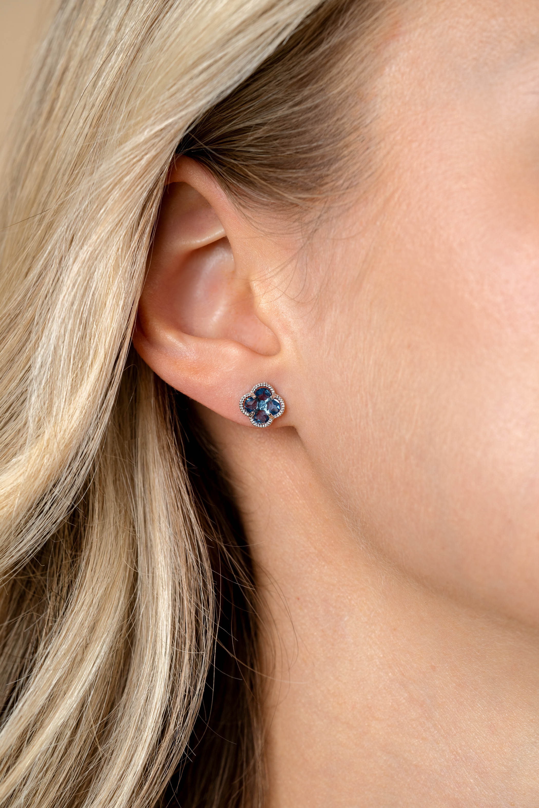 9mm ZINZI silver stud earrings in clover shape with light blue cubic zirconia ZIO2663B