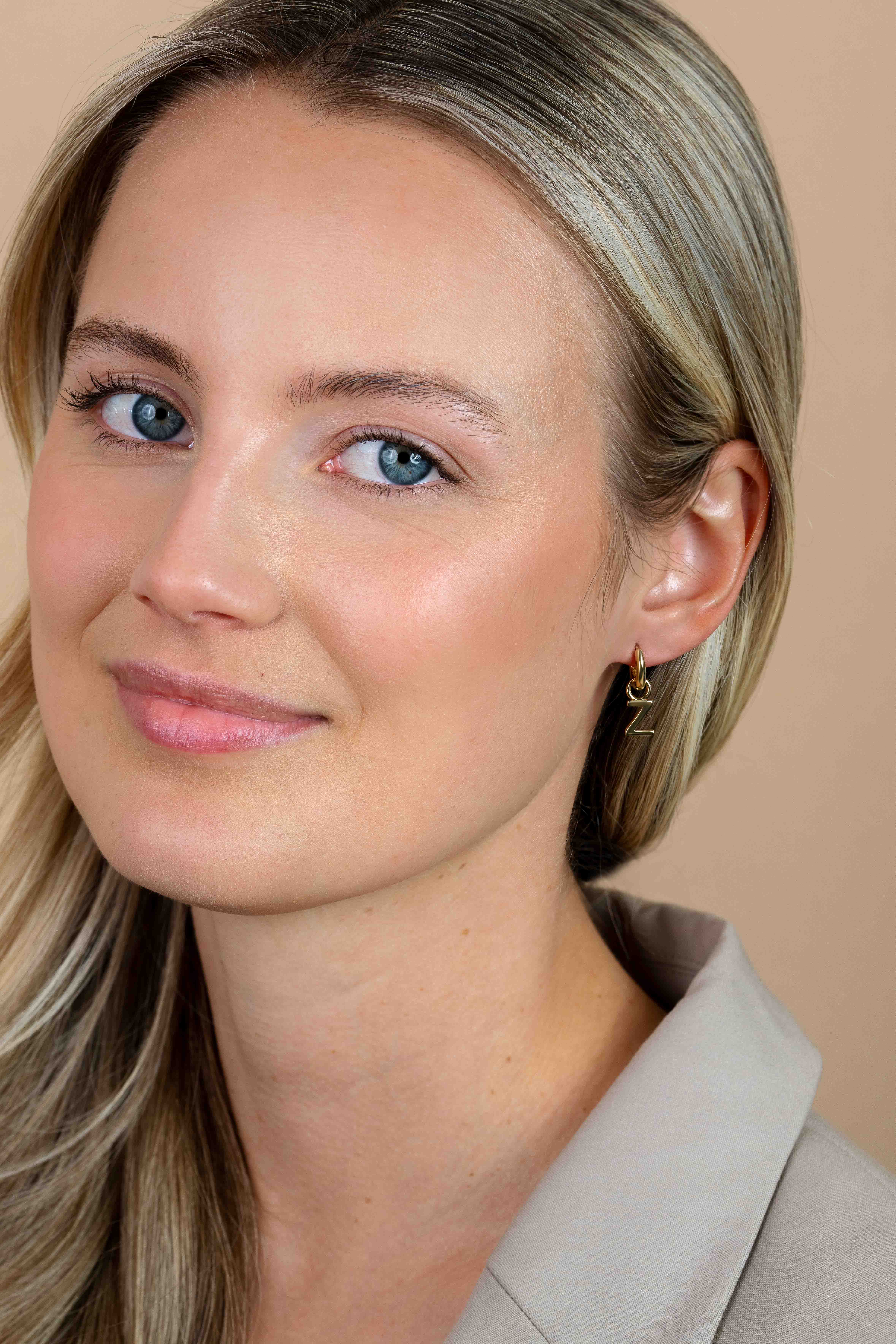 ZINZI Gold Plated Letter Earrings Pendant Z price per piece ZICH2145Z (excl. hoop earrings)