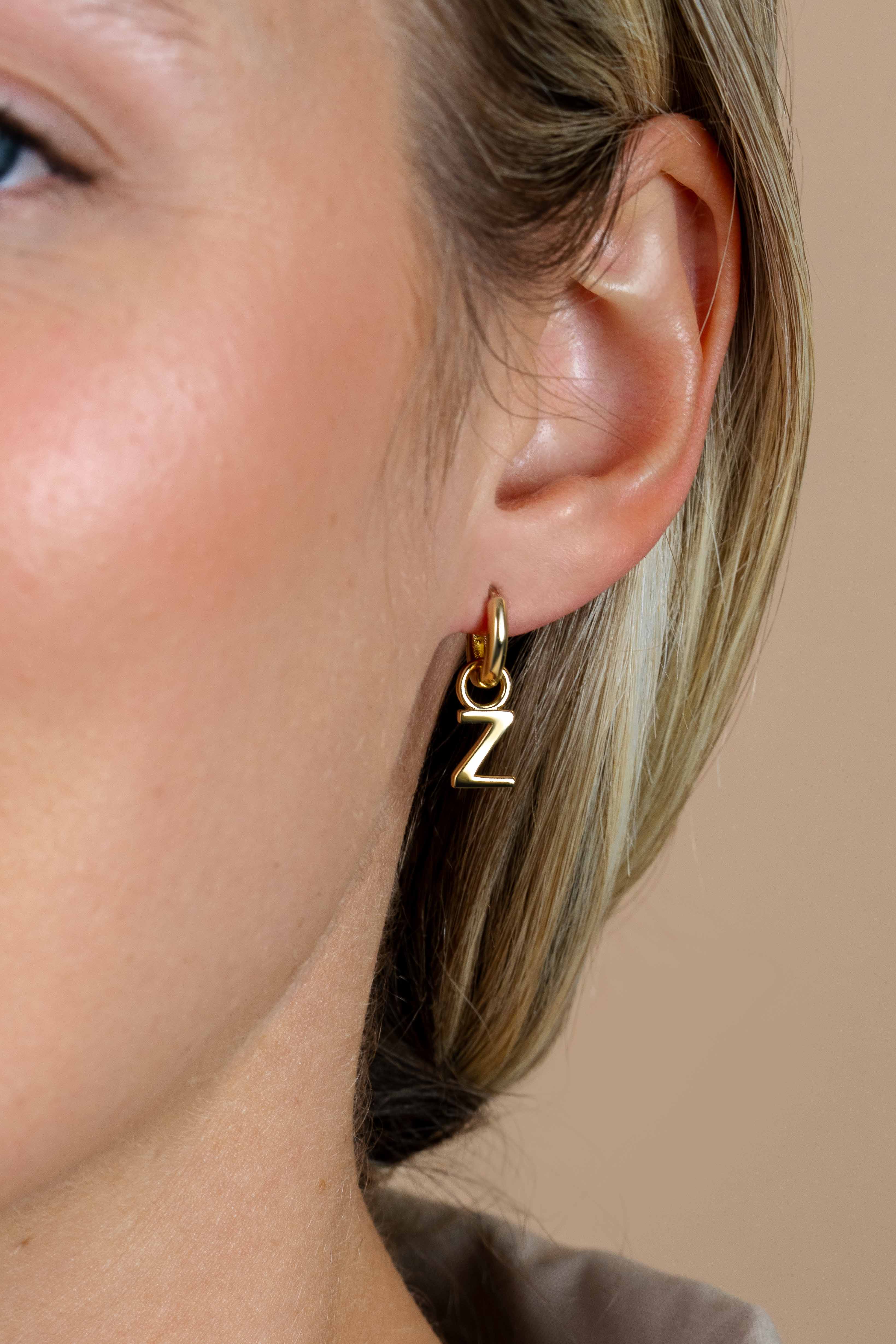 ZINZI Gold Plated Letter Earrings Pendant Z price per piece ZICH2145Z (excl. hoop earrings)