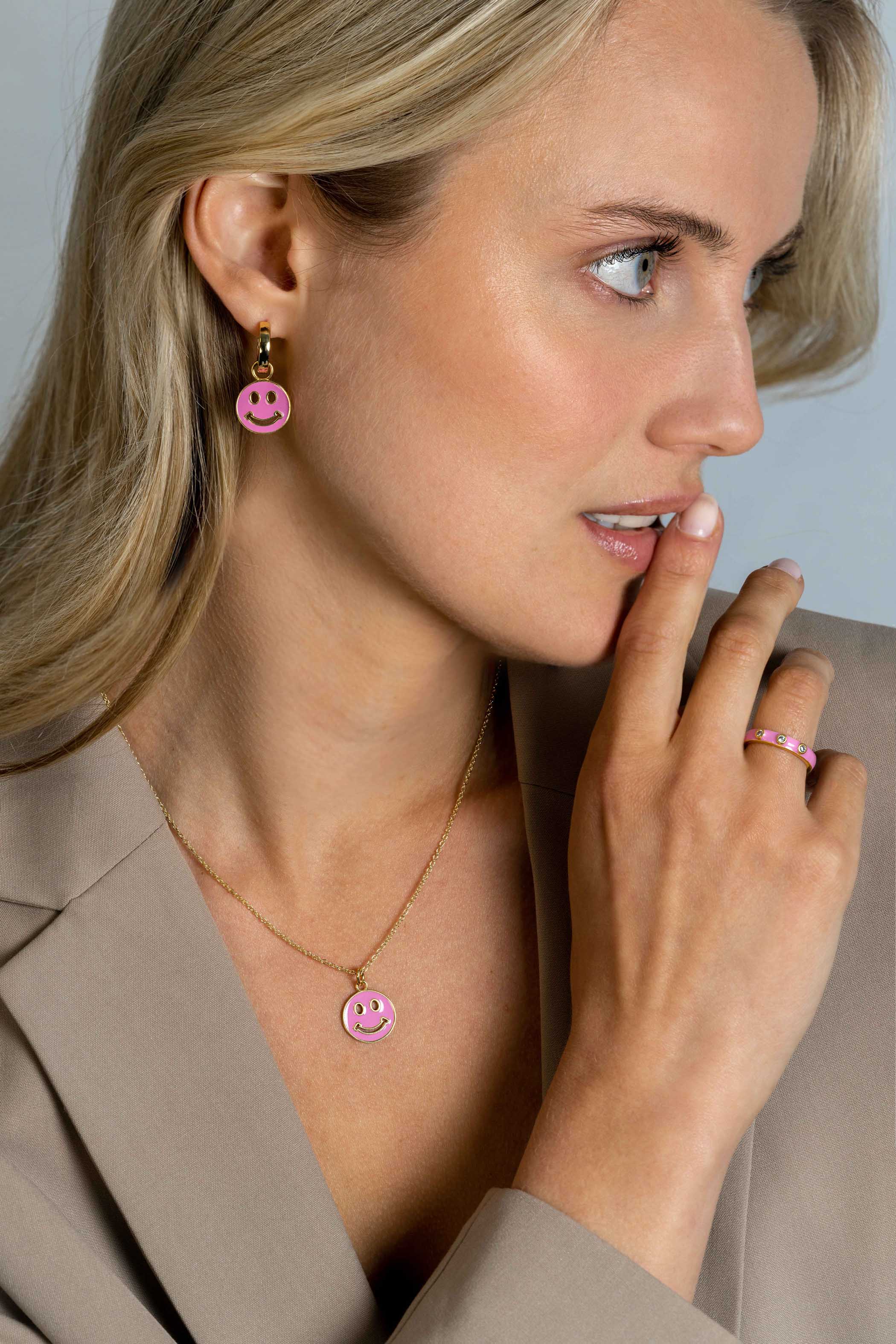 15mm ZINZI Gold Plated Sterling Silver Earrings Pendants Round Smiley in Trendy Pink Enamel ZICH2313R (excl. hoop earrings)