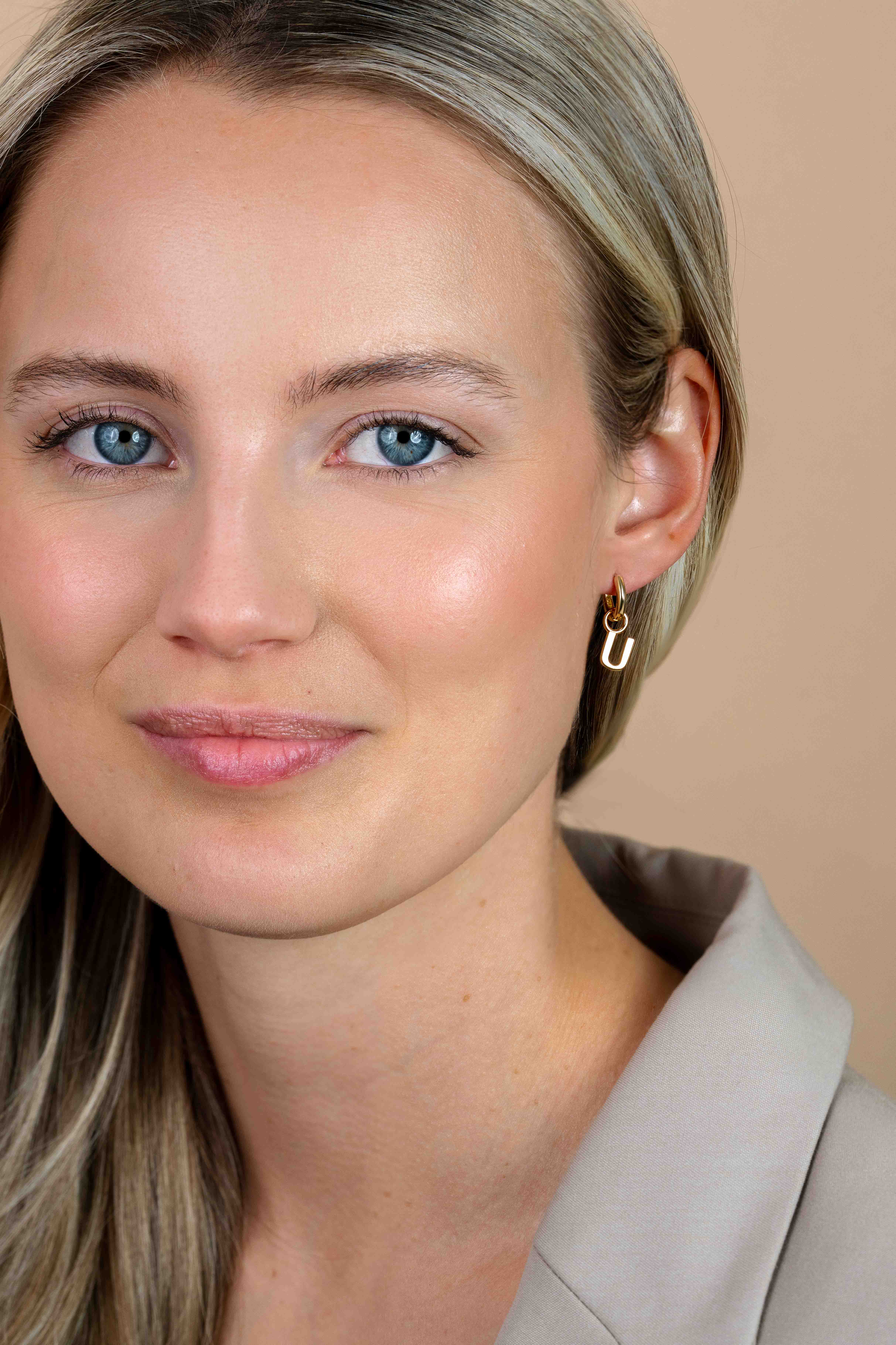 ZINZI Gold Plated Letter Earrings Pendant U price per piece ZICH2145U (excl. hoop earrings)