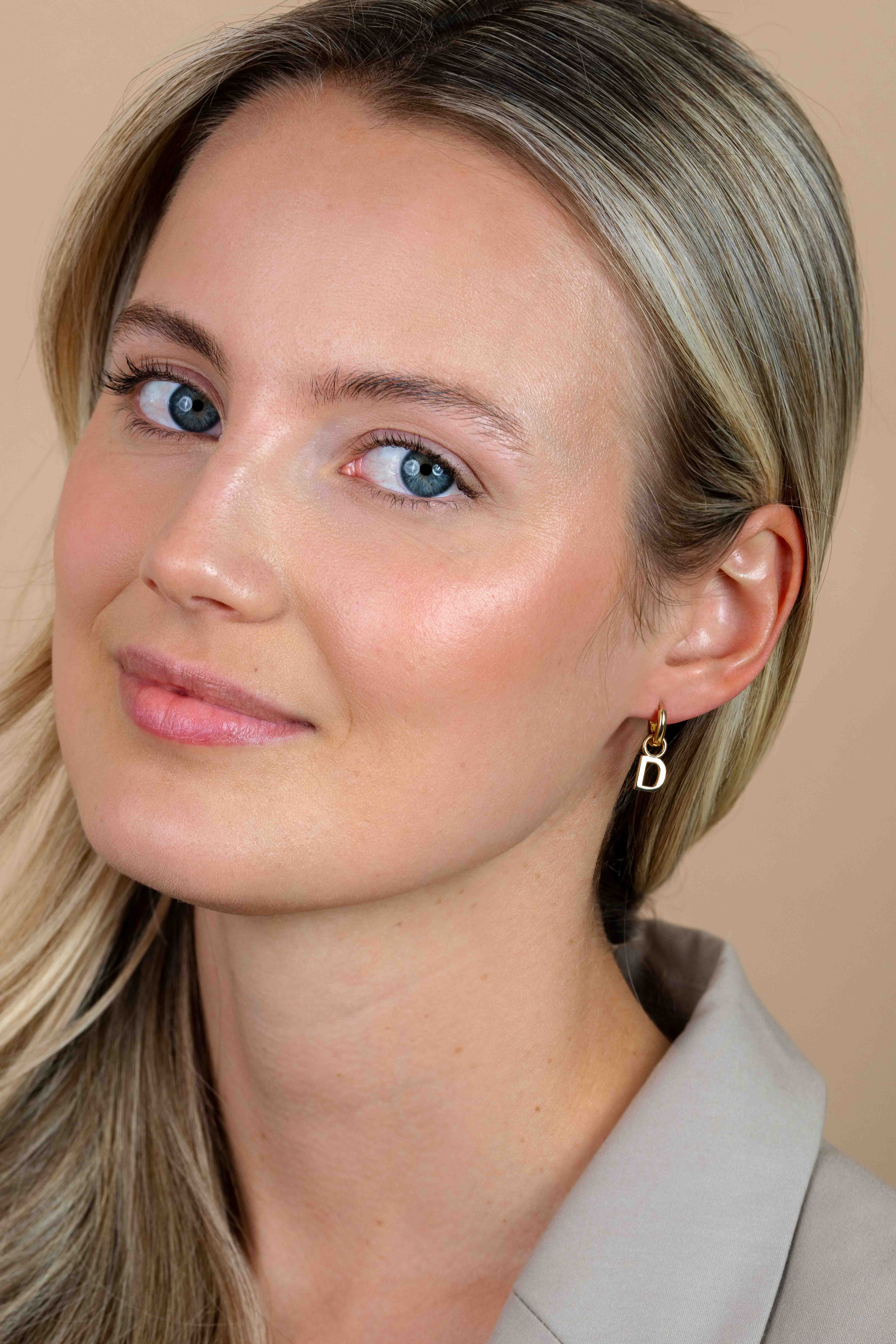 ZINZI Gold Plated Letter Earrings Pendant D price per piece ZICH2145D (excl. hoop earrings)